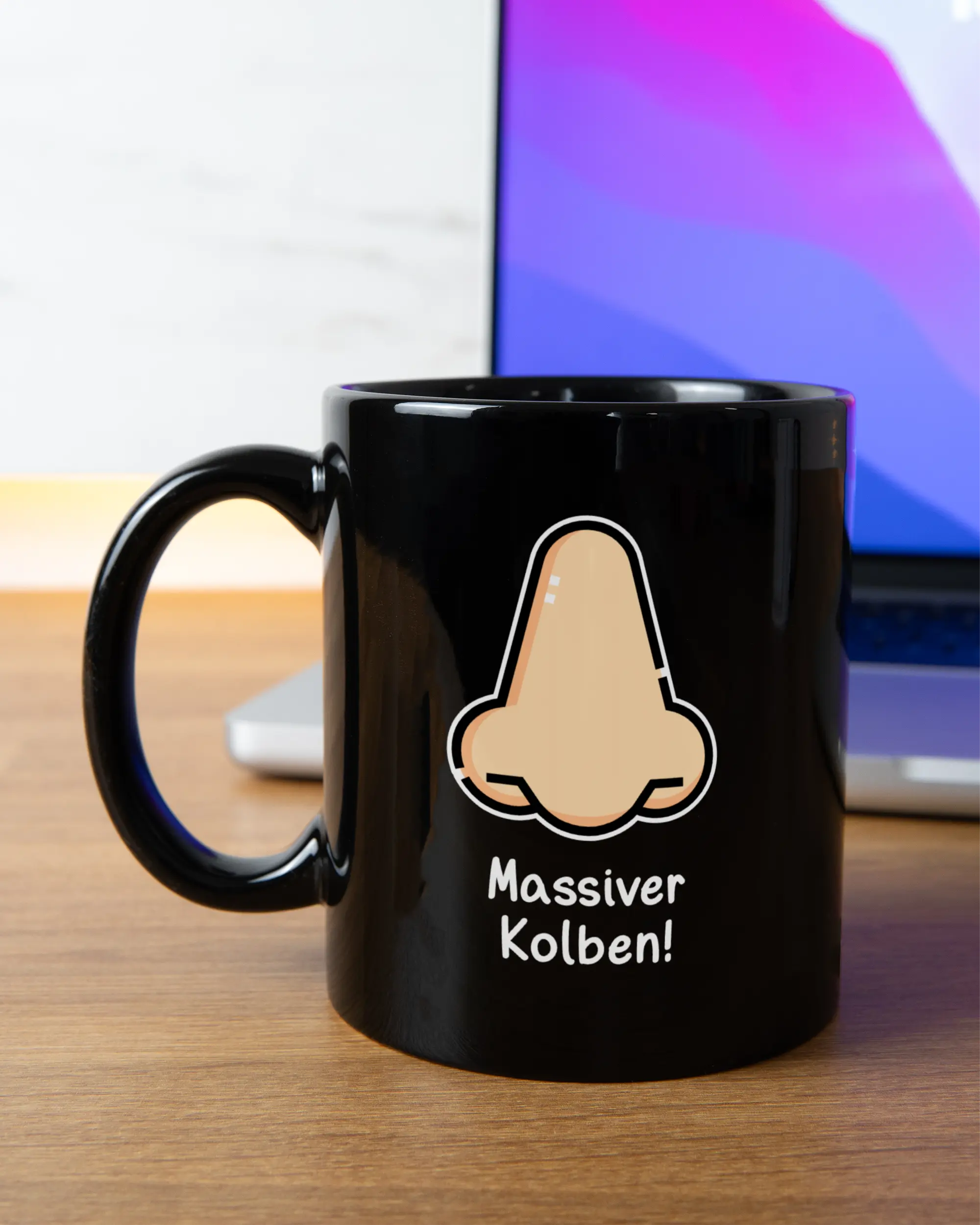 Homeoffice Aufnahme der beidseitig bedruckten Keramik Tasse von Maondo mit dem Design Massiver Kolben in der Farbe Schwarz