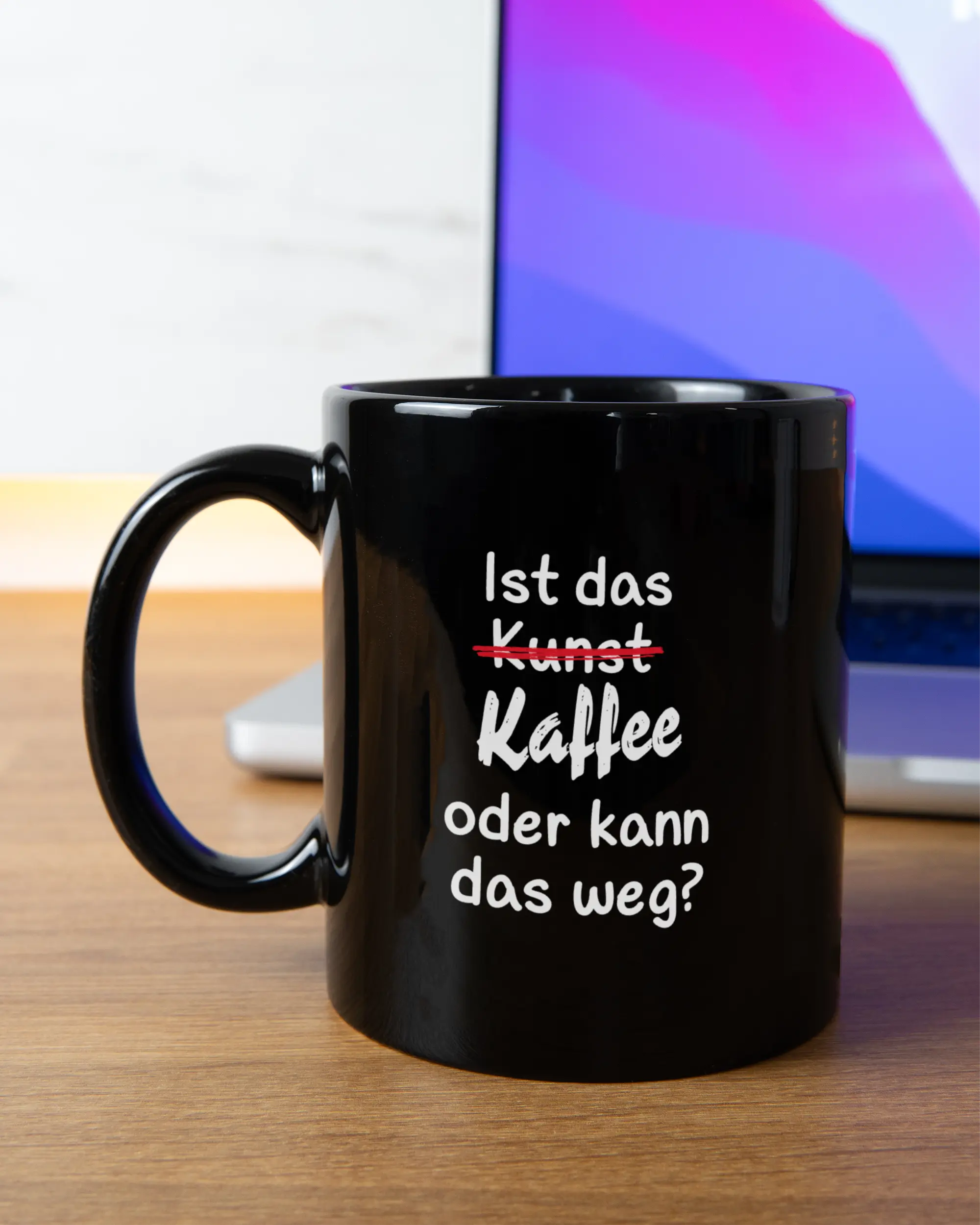 Homeoffice Aufnahme der beidseitig bedruckten Keramik Tasse von Maondo mit dem Design Kaffeekunst in der Farbe Schwarz