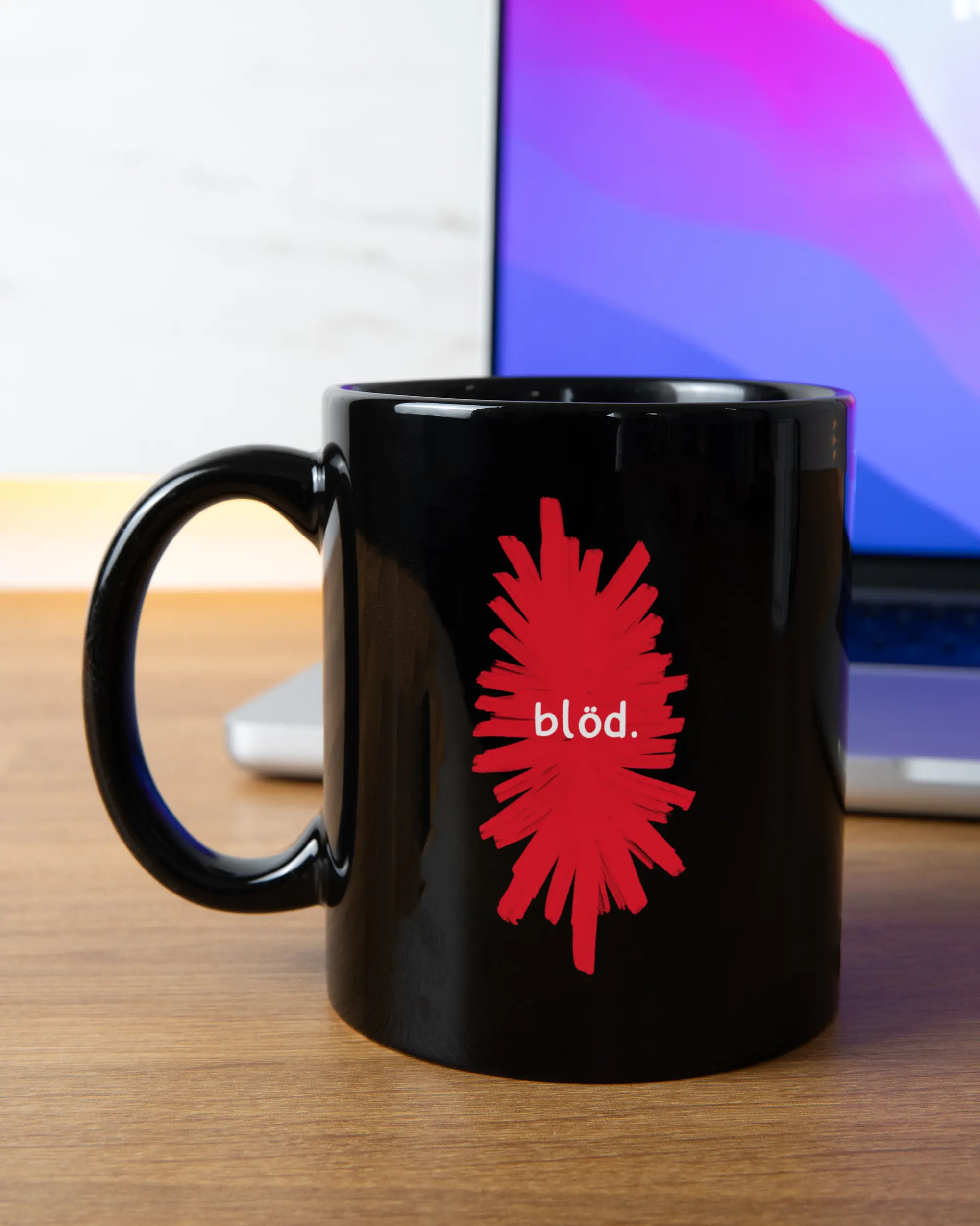 Homeoffice Aufnahme der beidseitig bedruckten Keramik Tasse von Maondo mit dem Design Blöd in der Farbe Schwarz