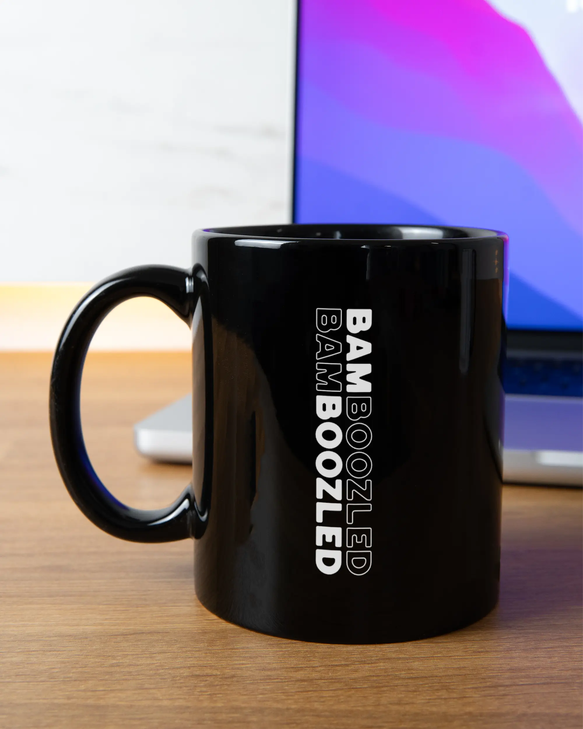 Homeoffice Aufnahme der beidseitig bedruckten Keramik Tasse von Maondo mit dem Design Double Bamboozled in der Farbe Schwarz