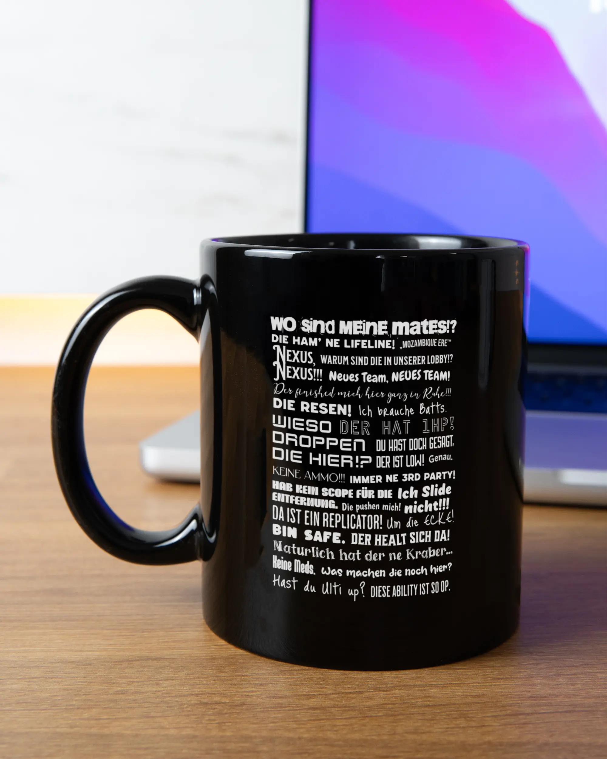 Homeoffice Aufnahme der beidseitig bedruckten Keramik Tasse von Maondo mit dem Design Apex Storytime in der Farbe Schwarz