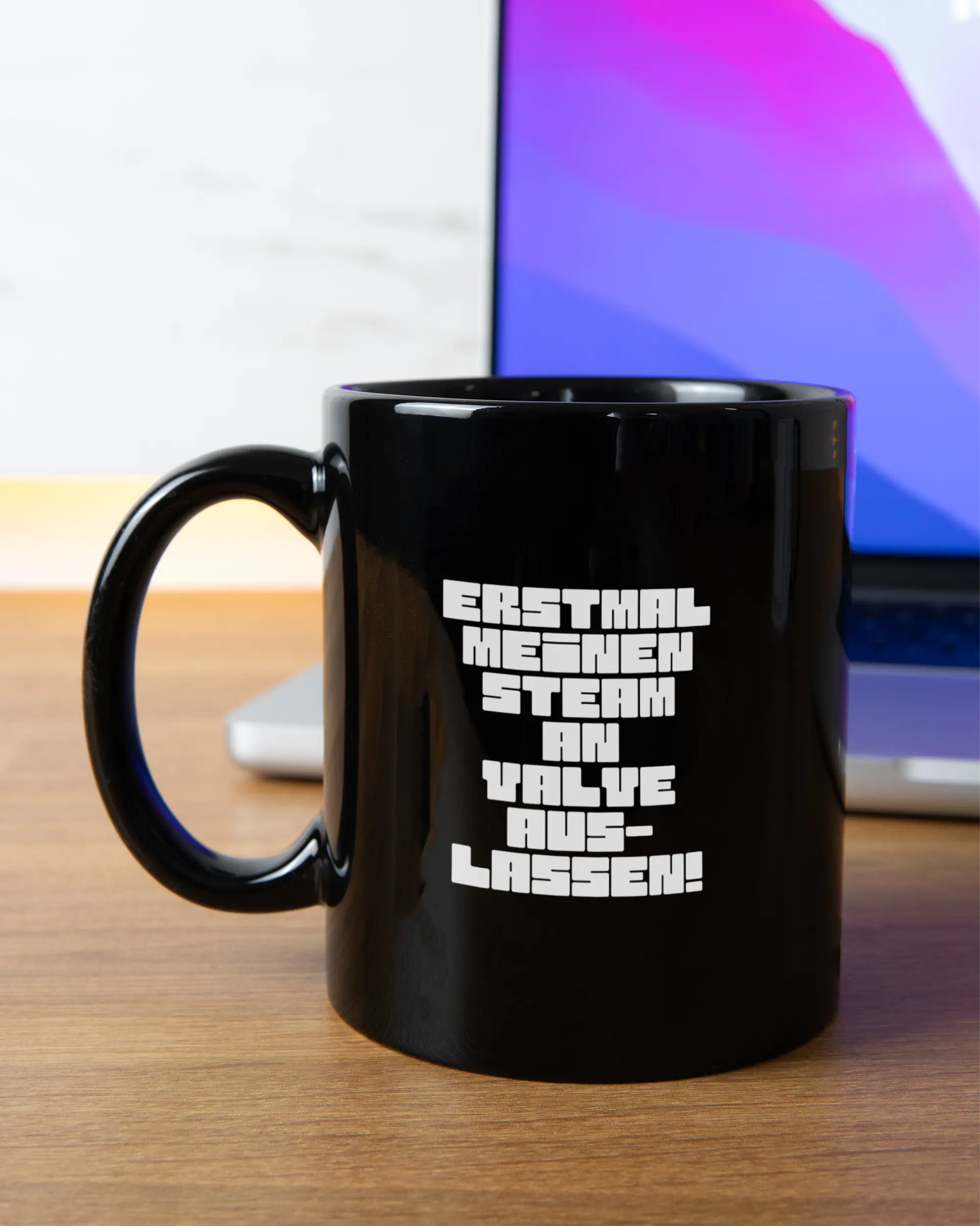 Homeoffice Aufnahme der beidseitig bedruckten Keramik Tasse von Maondo mit dem Design Lass es raus in der Farbe Schwarz