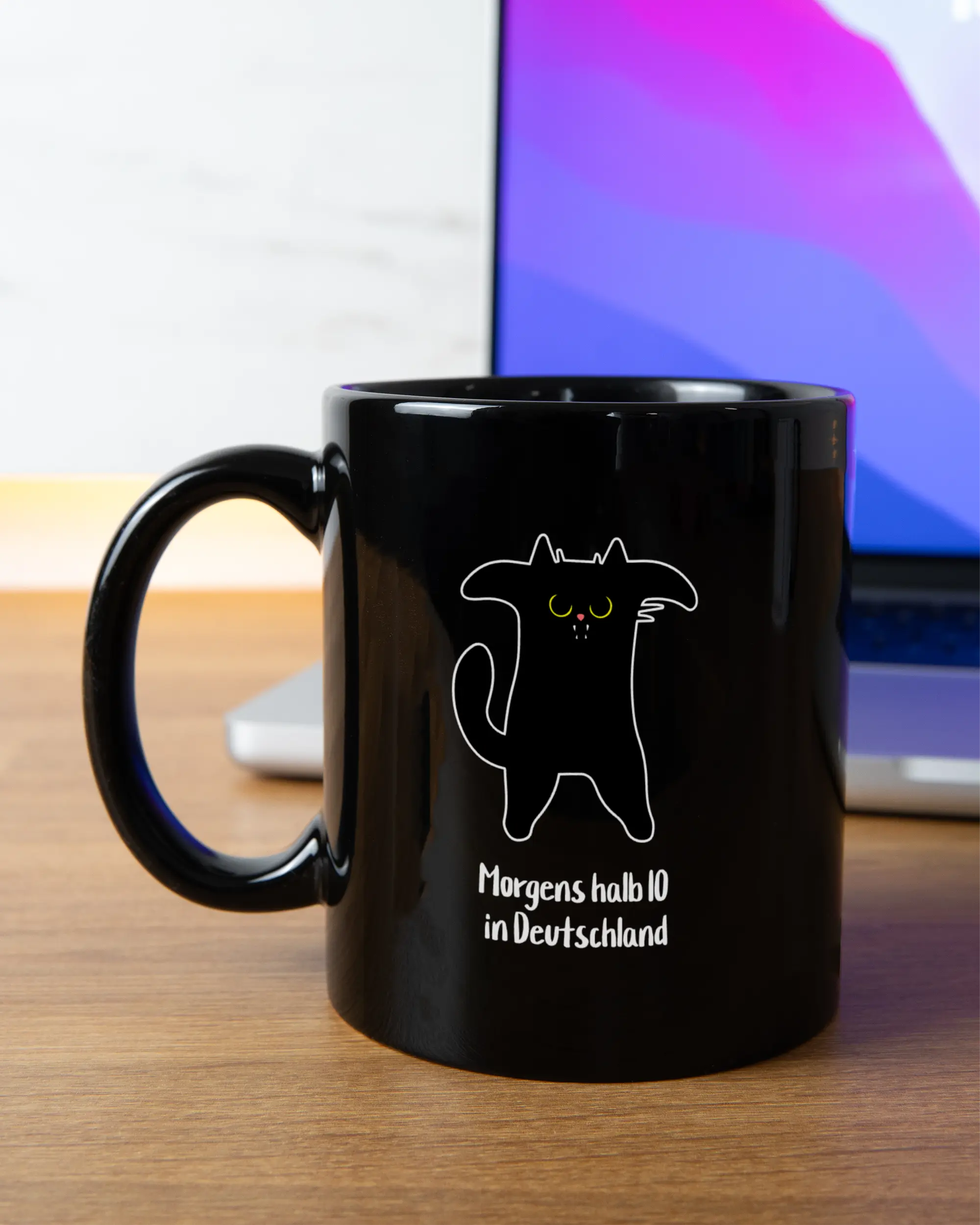 Homeoffice Aufnahme der beidseitig bedruckten Keramik Tasse von Maondo mit dem Design Guten Morgen in der Farbe Schwarz