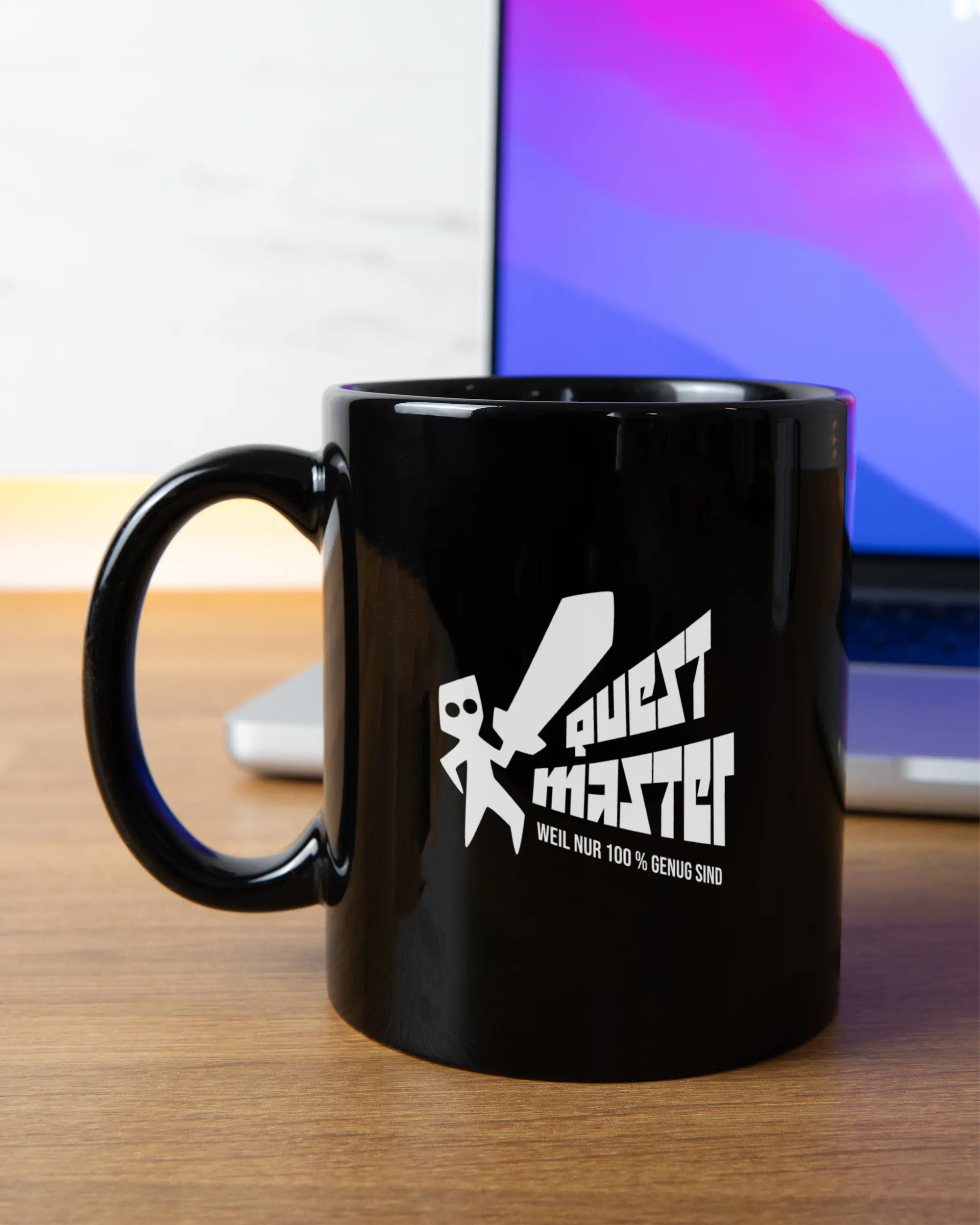 Homeoffice Aufnahme der beidseitig bedruckten Keramik Tasse von Maondo mit dem Design Quest Master in der Farbe Schwarz