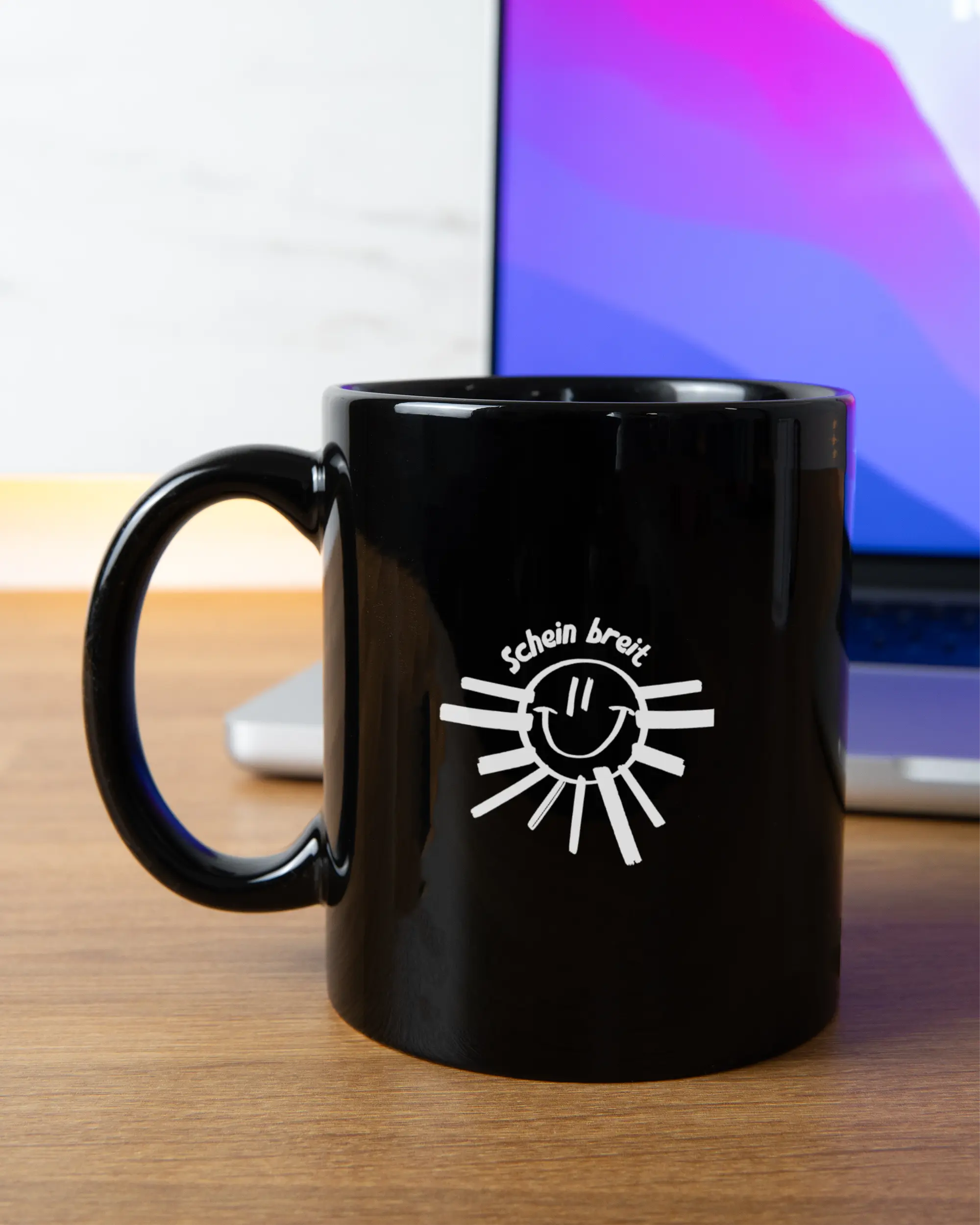 Homeoffice Aufnahme der beidseitig bedruckten Keramik Tasse von Maondo mit dem Design Schein Breit in der Farbe Schwarz