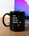 Homeoffice Aufnahme der beidseitig bedruckten Keramik Tasse von Maondo mit dem Design Abhängen in der Farbe Schwarz