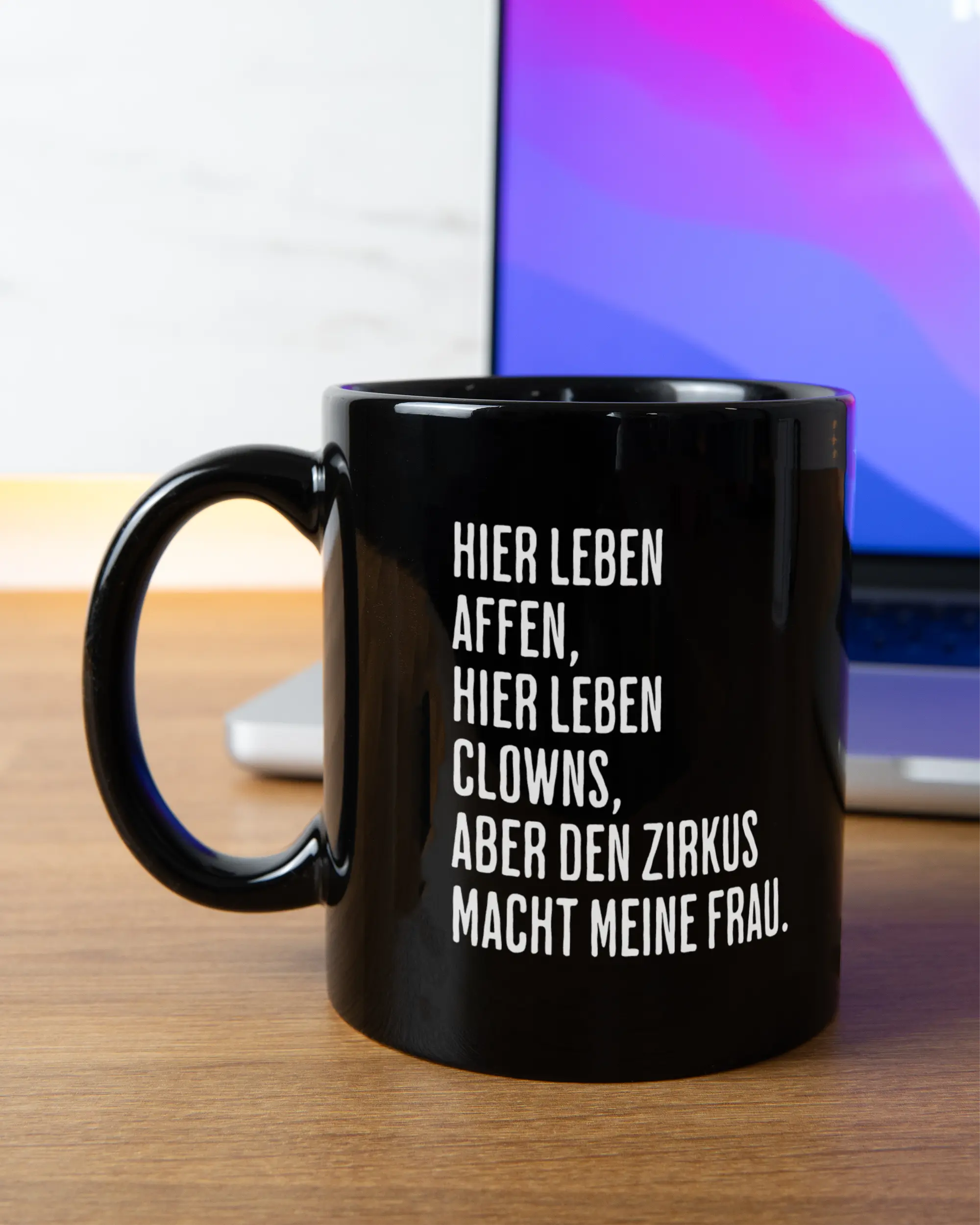 Homeoffice Aufnahme der beidseitig bedruckten Keramik Tasse von Maondo mit dem Design Affenzirkus in der Farbe Schwarz