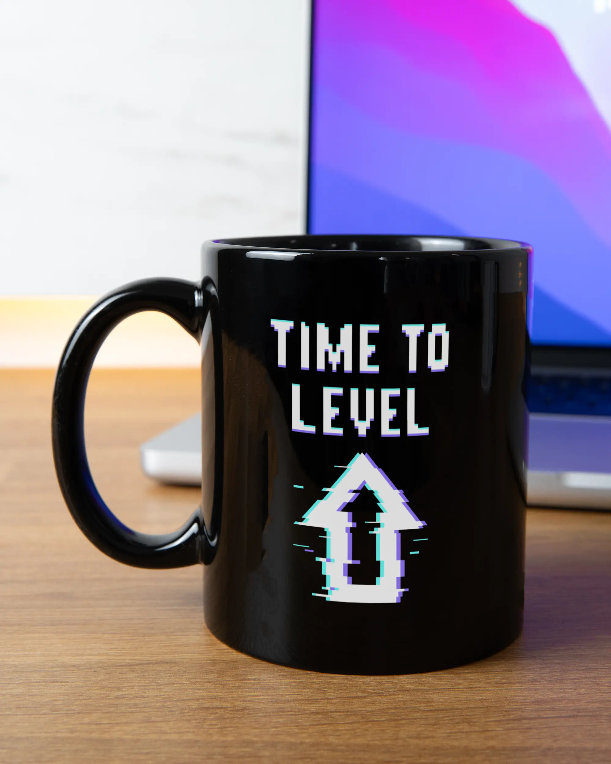 Homeoffice Aufnahme der beidseitig bedruckten Keramik Tasse von Maondo mit dem Design Koffein-Game in der Farbe Schwarz