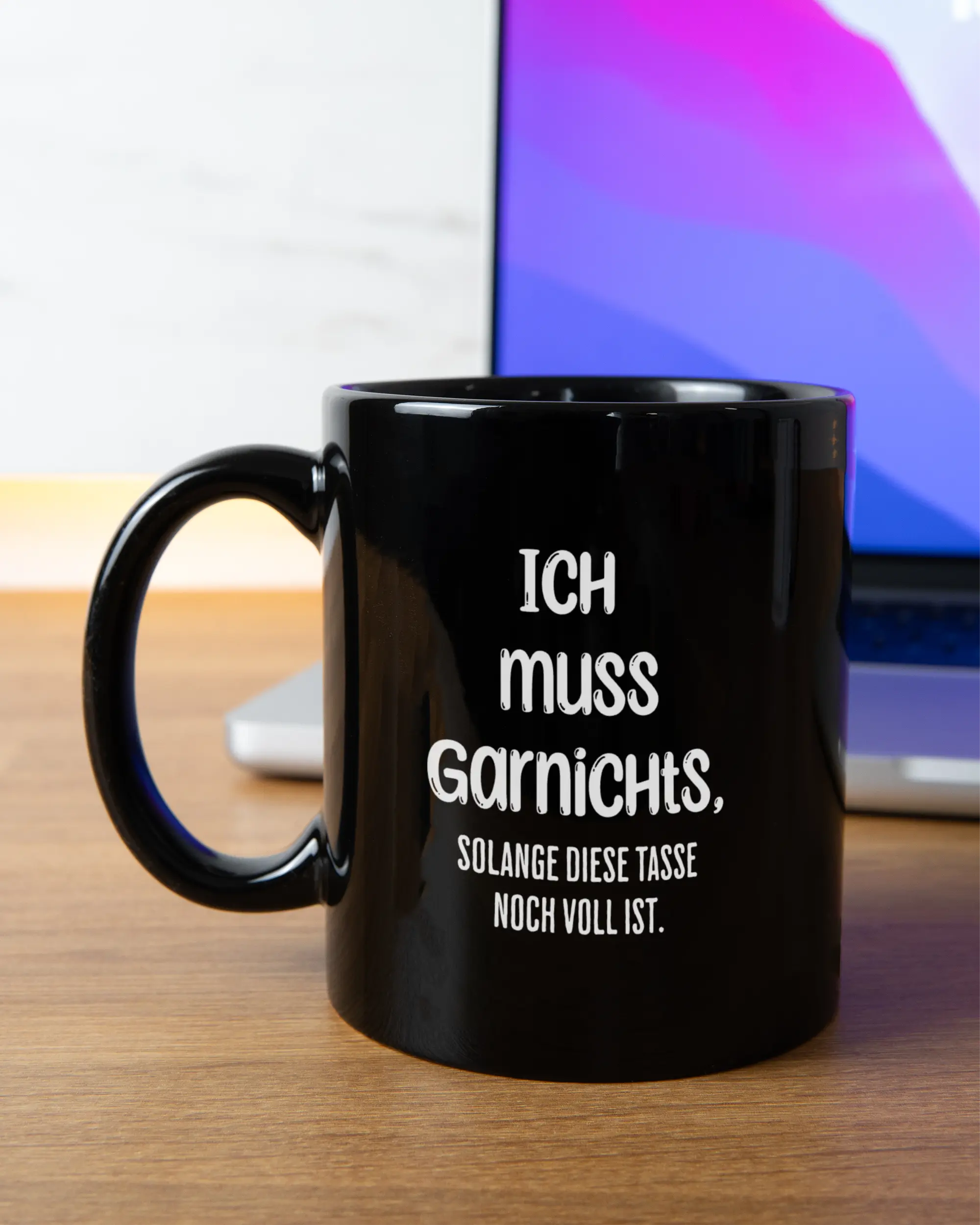 Homeoffice Aufnahme der beidseitig bedruckten Keramik Tasse von Maondo mit dem Design Verhandlungsspielraum in der Farbe Schwarz