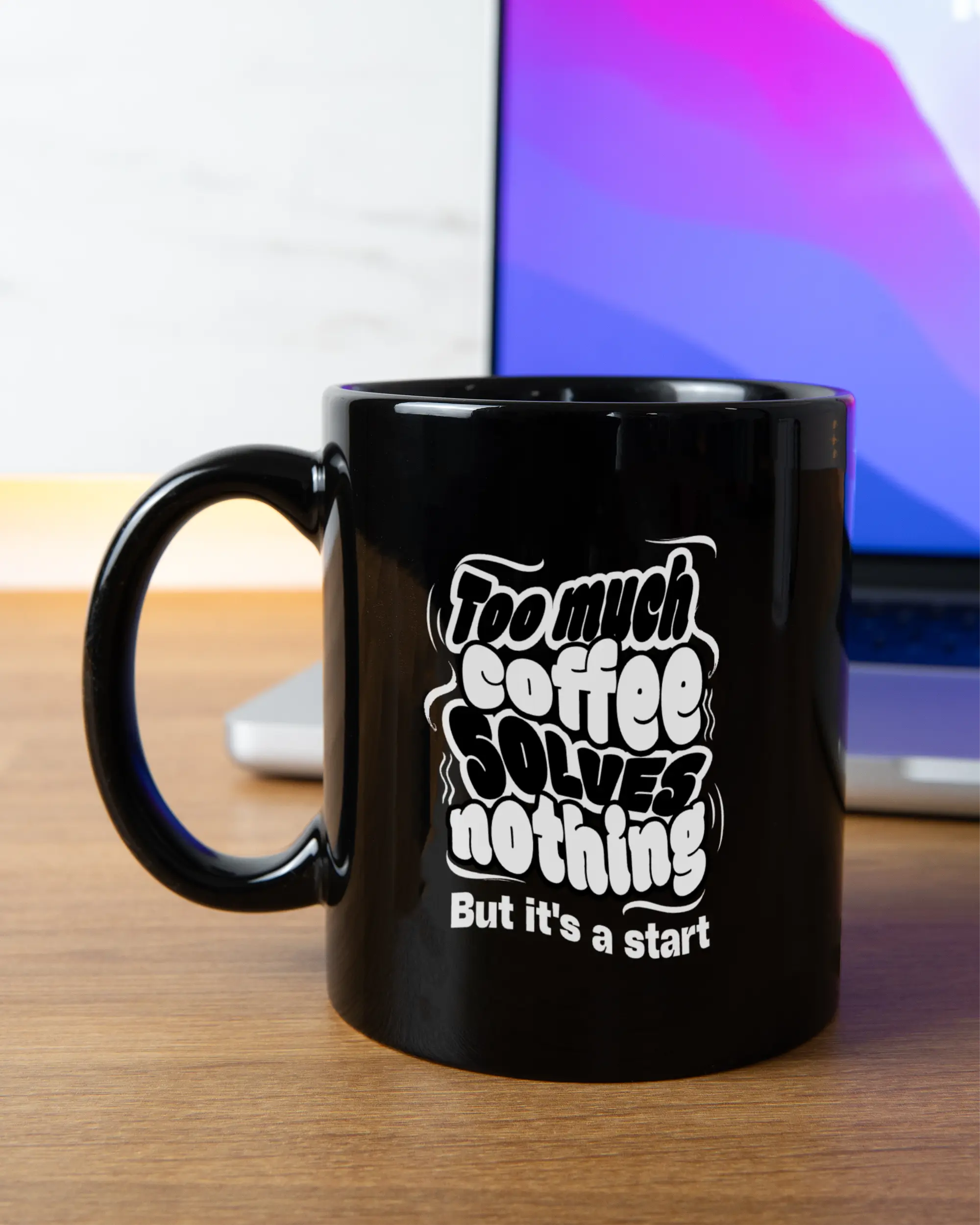 Homeoffice Aufnahme der beidseitig bedruckten Keramik Tasse von Maondo mit dem Design It's a start in der Farbe Schwarz