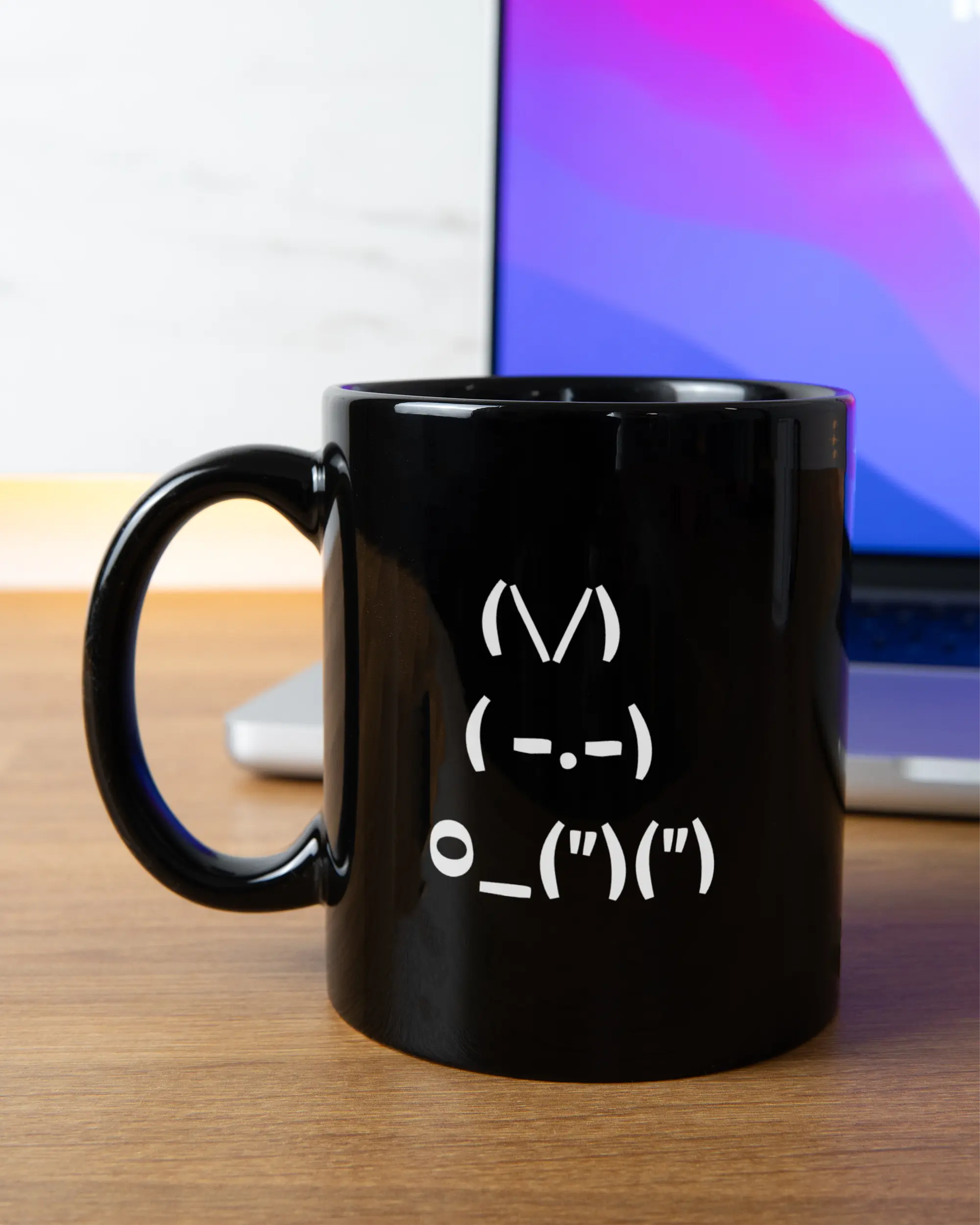 Homeoffice Aufnahme der beidseitig bedruckten Keramik Tasse von Maondo mit dem Design Nicer Hase in der Farbe Schwarz