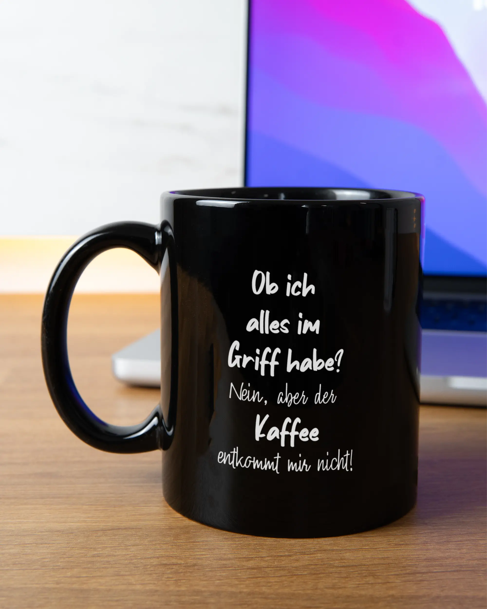 Homeoffice Aufnahme der beidseitig bedruckten Keramik Tasse von Maondo mit dem Design Alles im Griff in der Farbe Schwarz