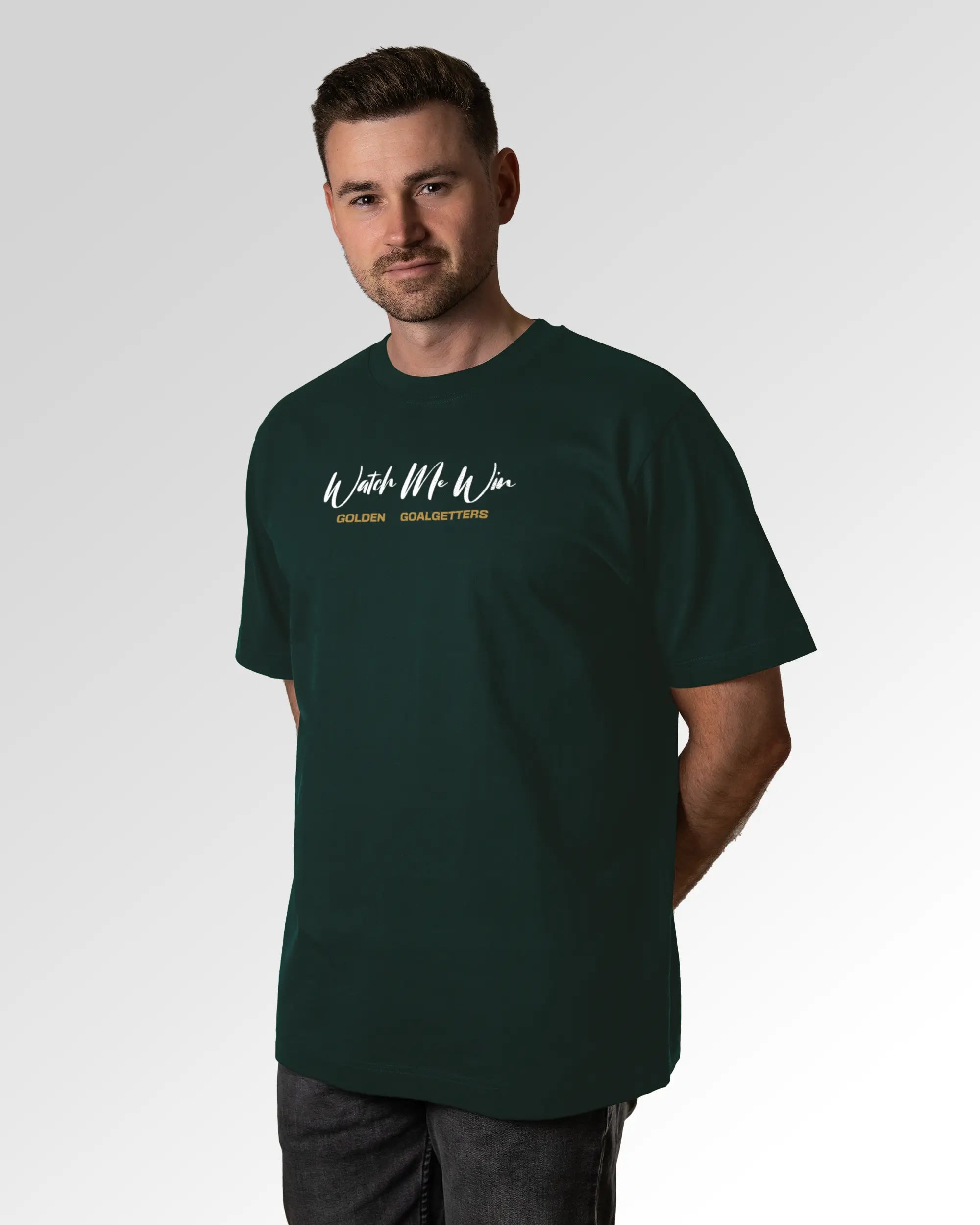Männlicher Modelshot der primären Druckseite des Organic Unisex T-Shirts von Maondo im Oversized Fit mit dem Design Golden Goalgetters in der Farbe Glazed Green