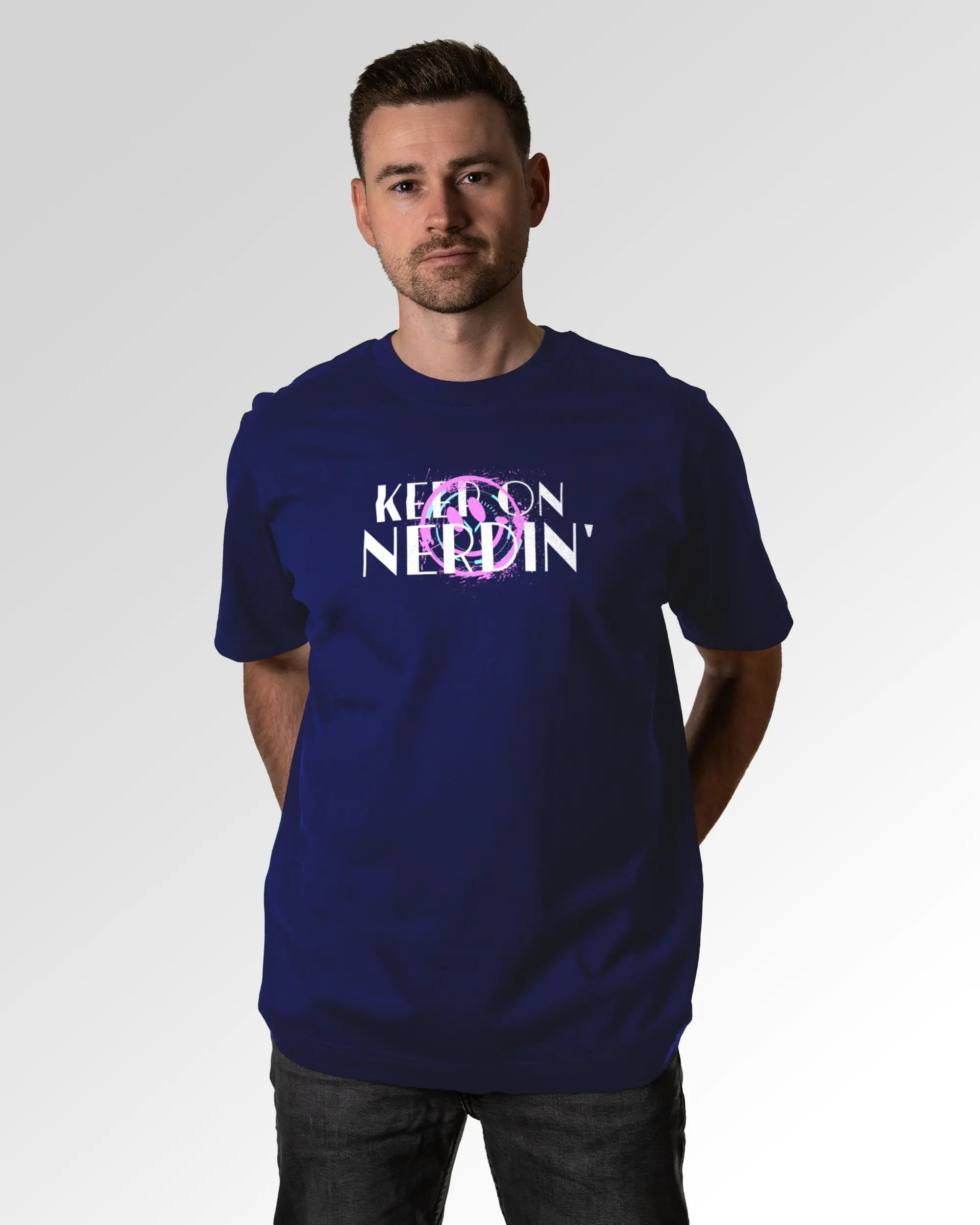 Männlicher Modelshot der primären Druckseite des Organic Unisex T-Shirts von Maondo im Oversized Fit mit dem Design Nerd Engine in der Farbe Worker Blue