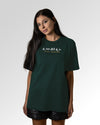 Weiblicher Modelshot der primären Druckseite des Organic Unisex T-Shirts von Maondo im Oversized Fit mit dem Design Golden Goalgetters in der Farbe Glazed Green