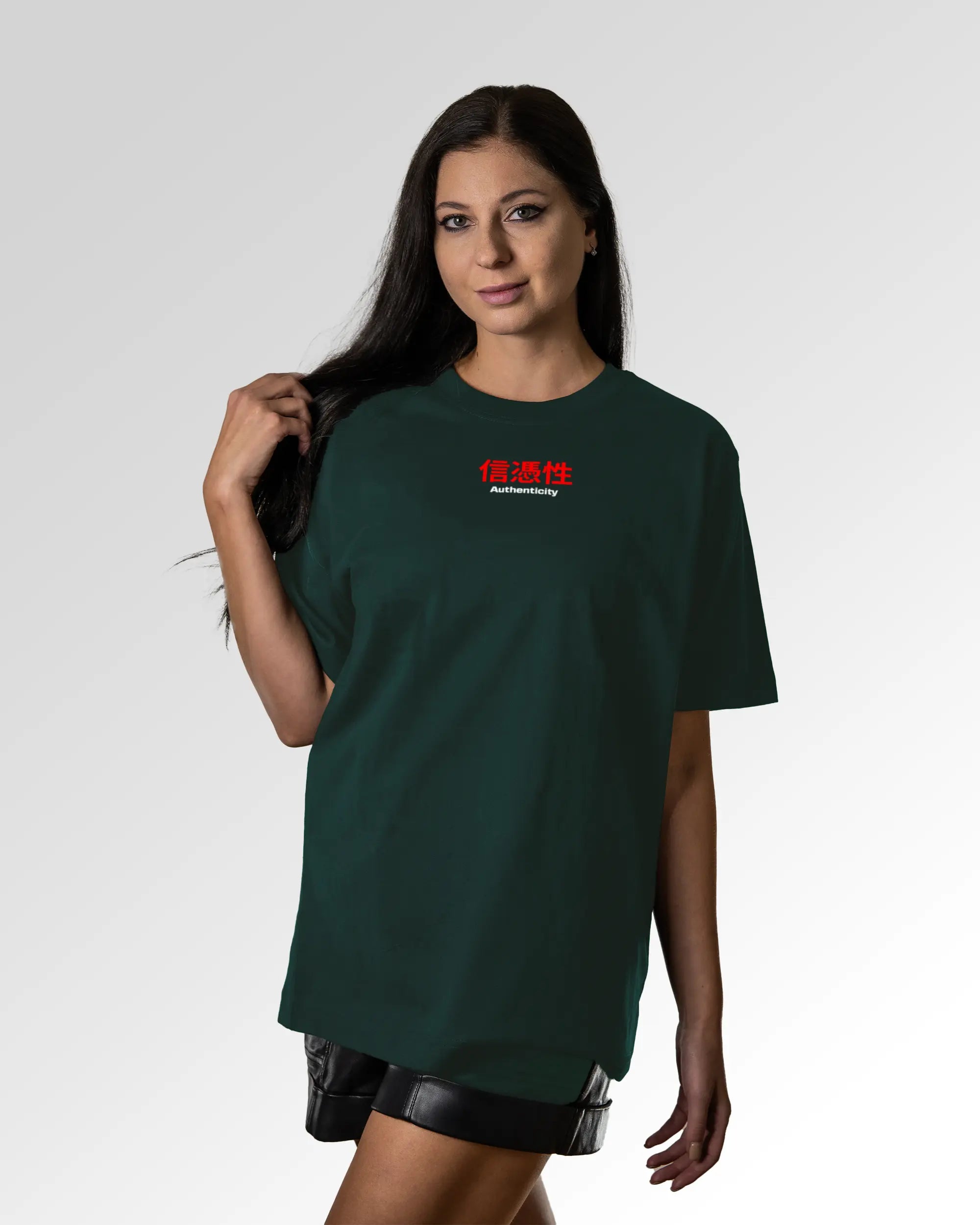 Weiblicher Modelshot der primären Druckseite des Organic Unisex T-Shirts von Maondo im Oversized Fit mit dem Design Authentic Shit in der Farbe Glazed Green