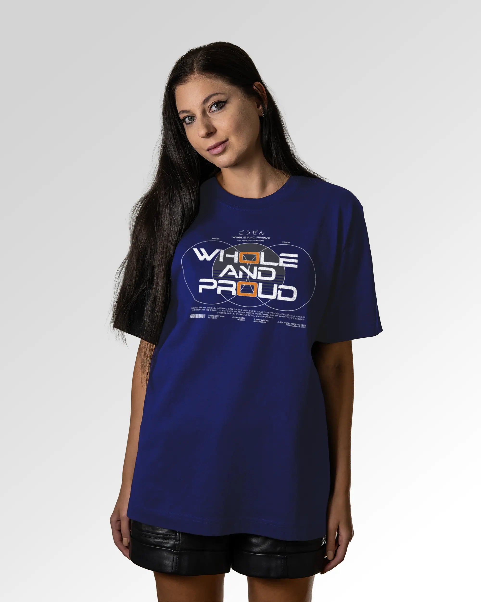 Weiblicher Modelshot der primären Druckseite des Organic Unisex T-Shirts von Maondo im Oversized Fit mit dem Design Whole and proud in der Farbe Worker Blue