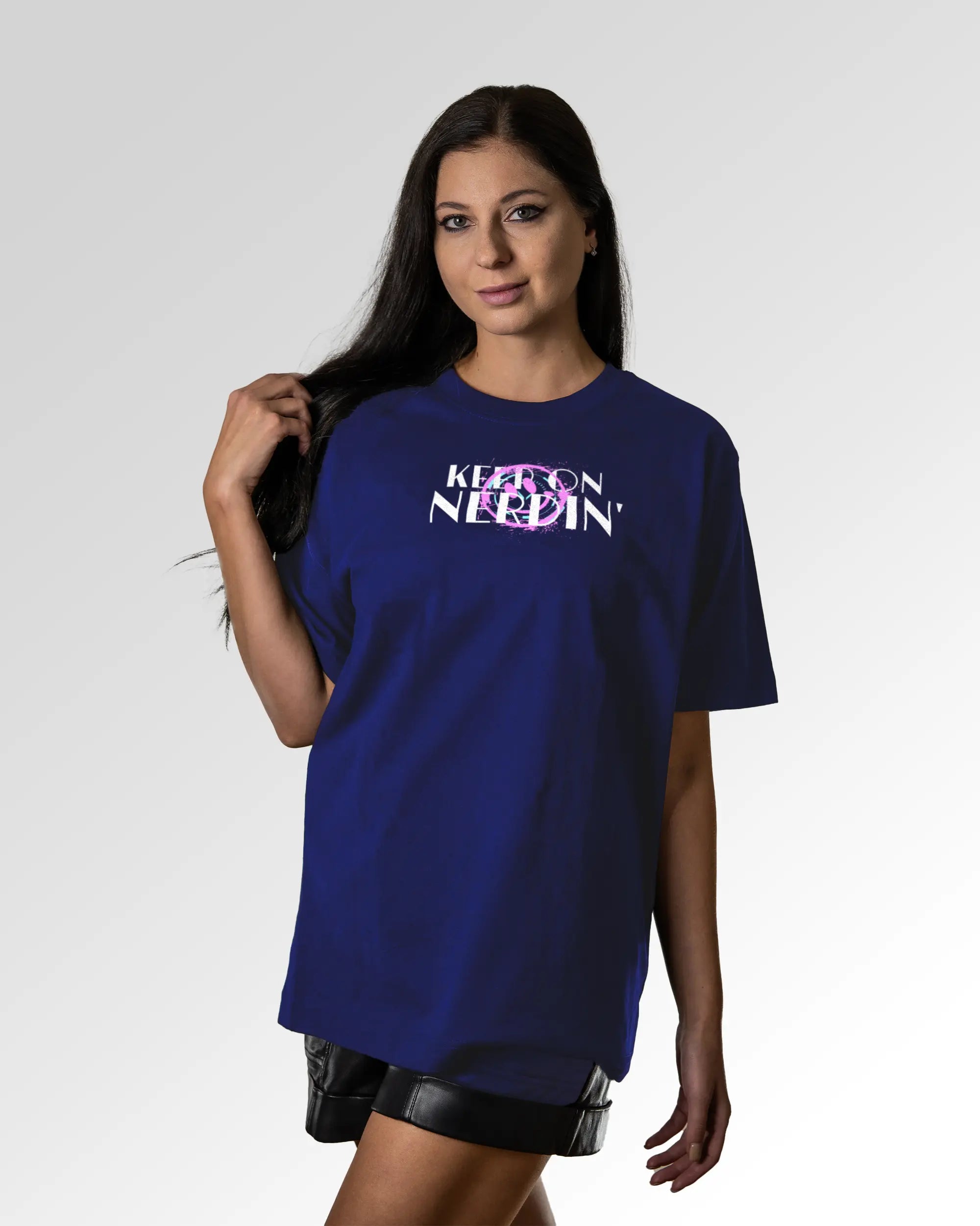 Weiblicher Modelshot der primären Druckseite des Organic Unisex T-Shirts von Maondo im Oversized Fit mit dem Design Nerd Engine in der Farbe Worker Blue