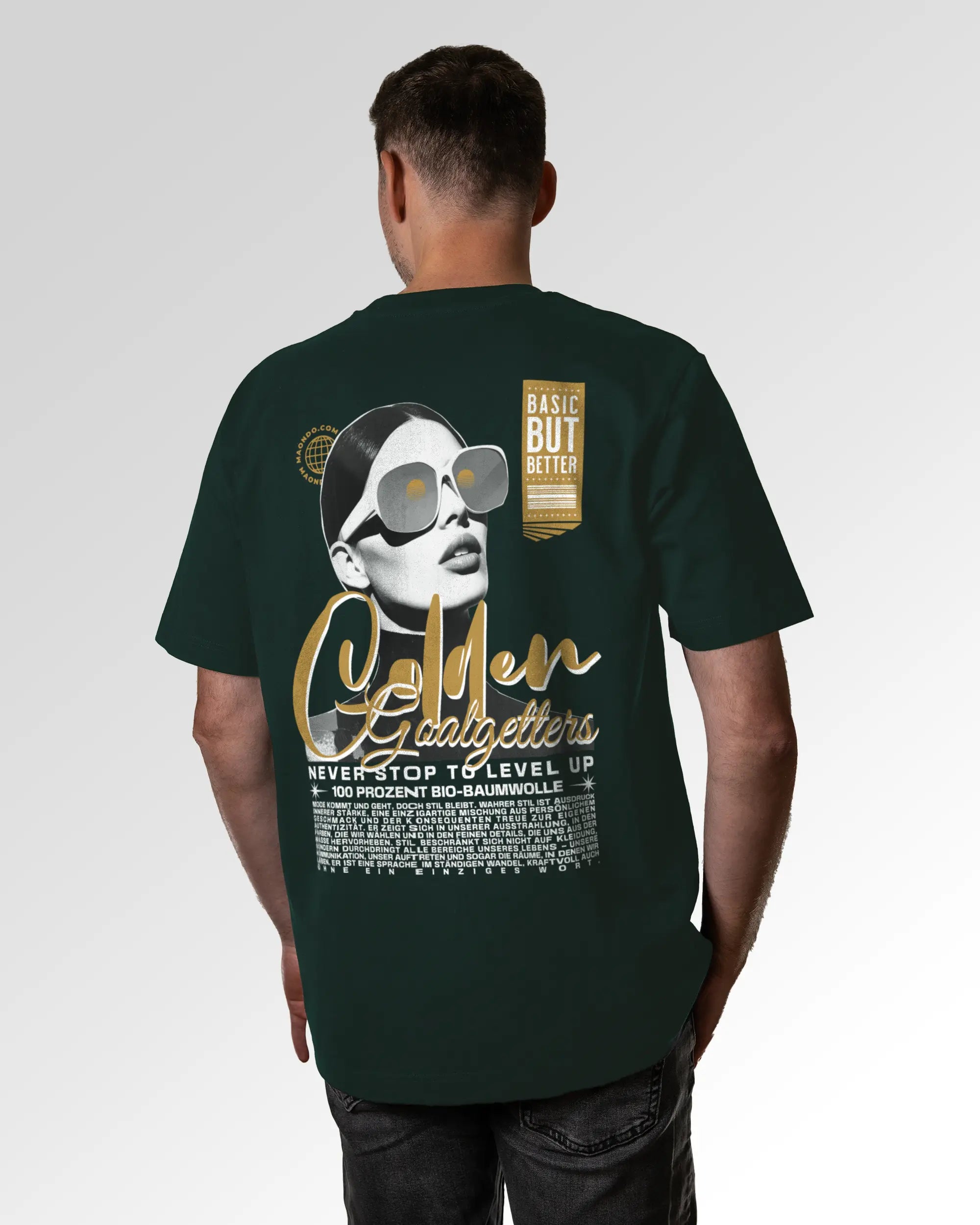 Männlicher Modelshot der sekundären Druckseite des Organic Unisex T-Shirts von Maondo im Oversized Fit mit dem Design Golden Goalgetters in der Farbe Glazed Green