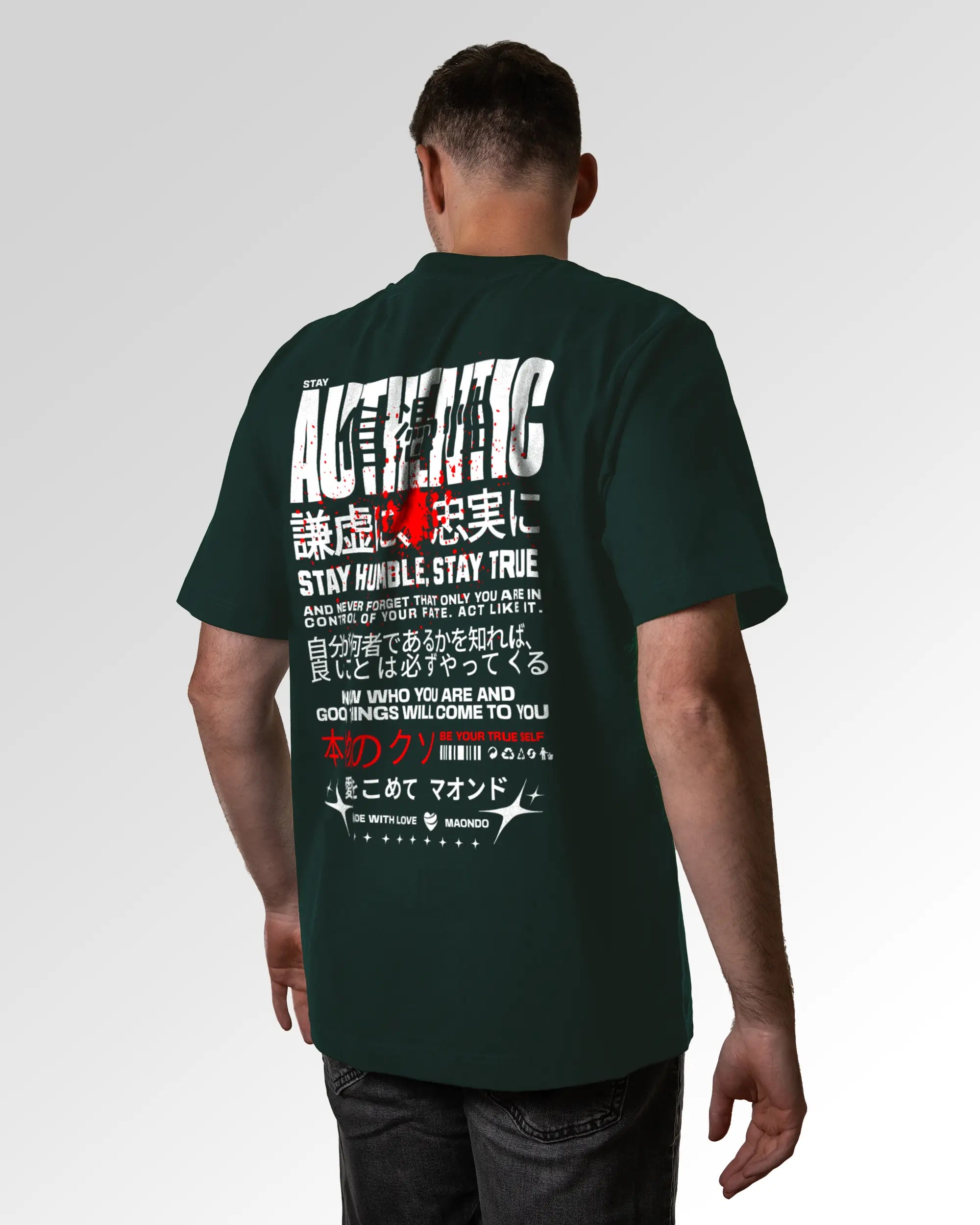 Männlicher Modelshot der sekundären Druckseite des Organic Unisex T-Shirts von Maondo im Oversized Fit mit dem Design Authentic Shit in der Farbe Glazed Green