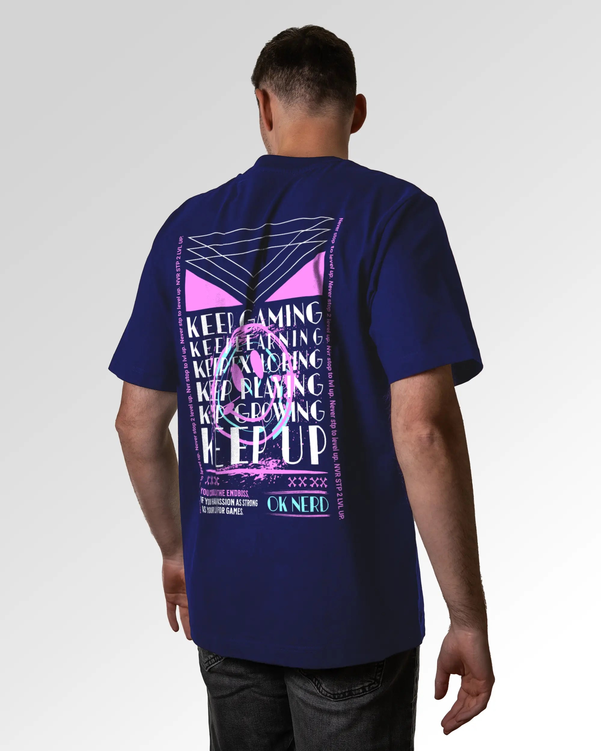 Männlicher Modelshot der sekundären Druckseite des Organic Unisex T-Shirts von Maondo im Oversized Fit mit dem Design Nerd Engine in der Farbe Worker Blue