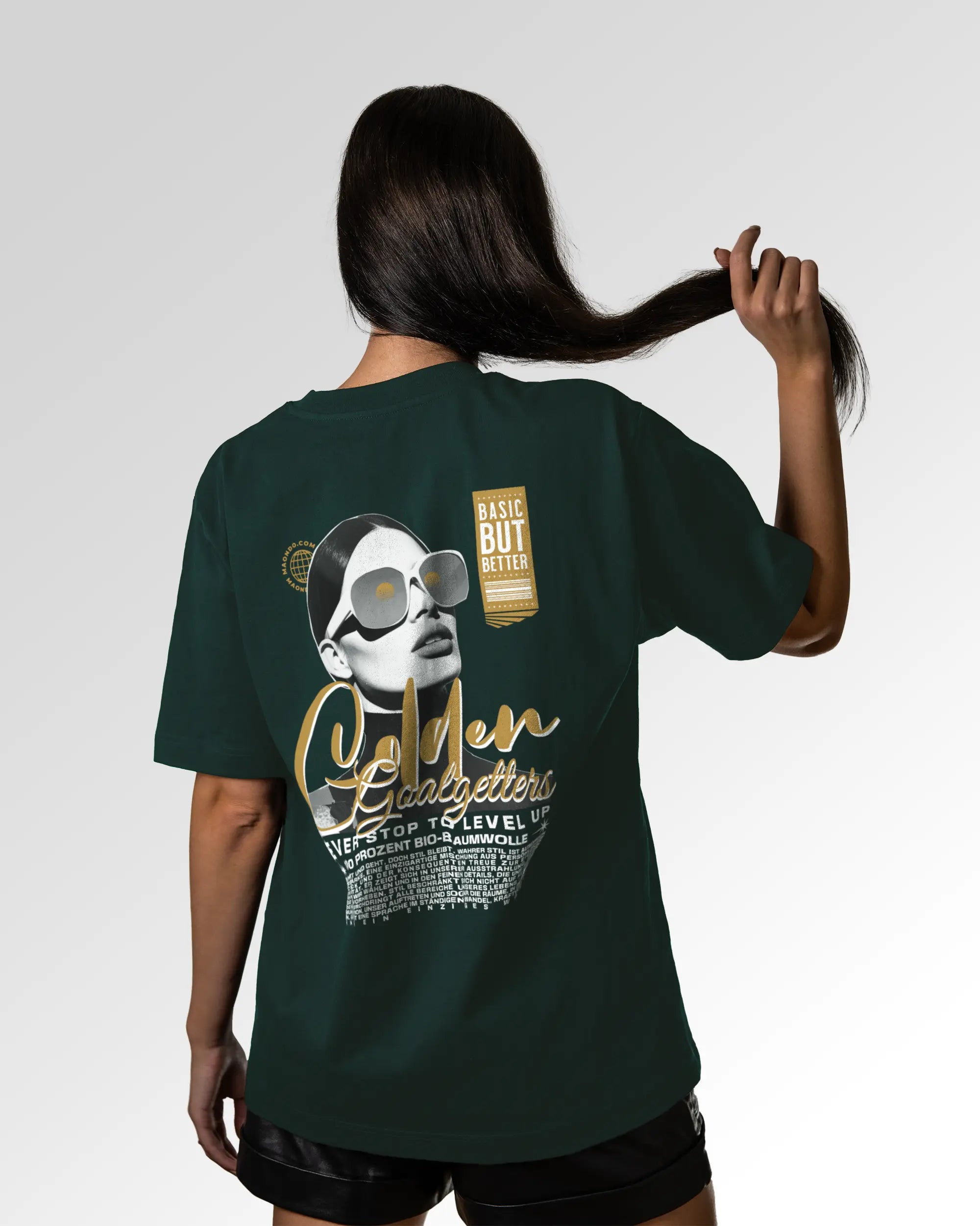 Weiblicher Modelshot der sekundären Druckseite des Organic Unisex T-Shirts von Maondo im Oversized Fit mit dem Design Golden Goalgetters in der Farbe Glazed Green