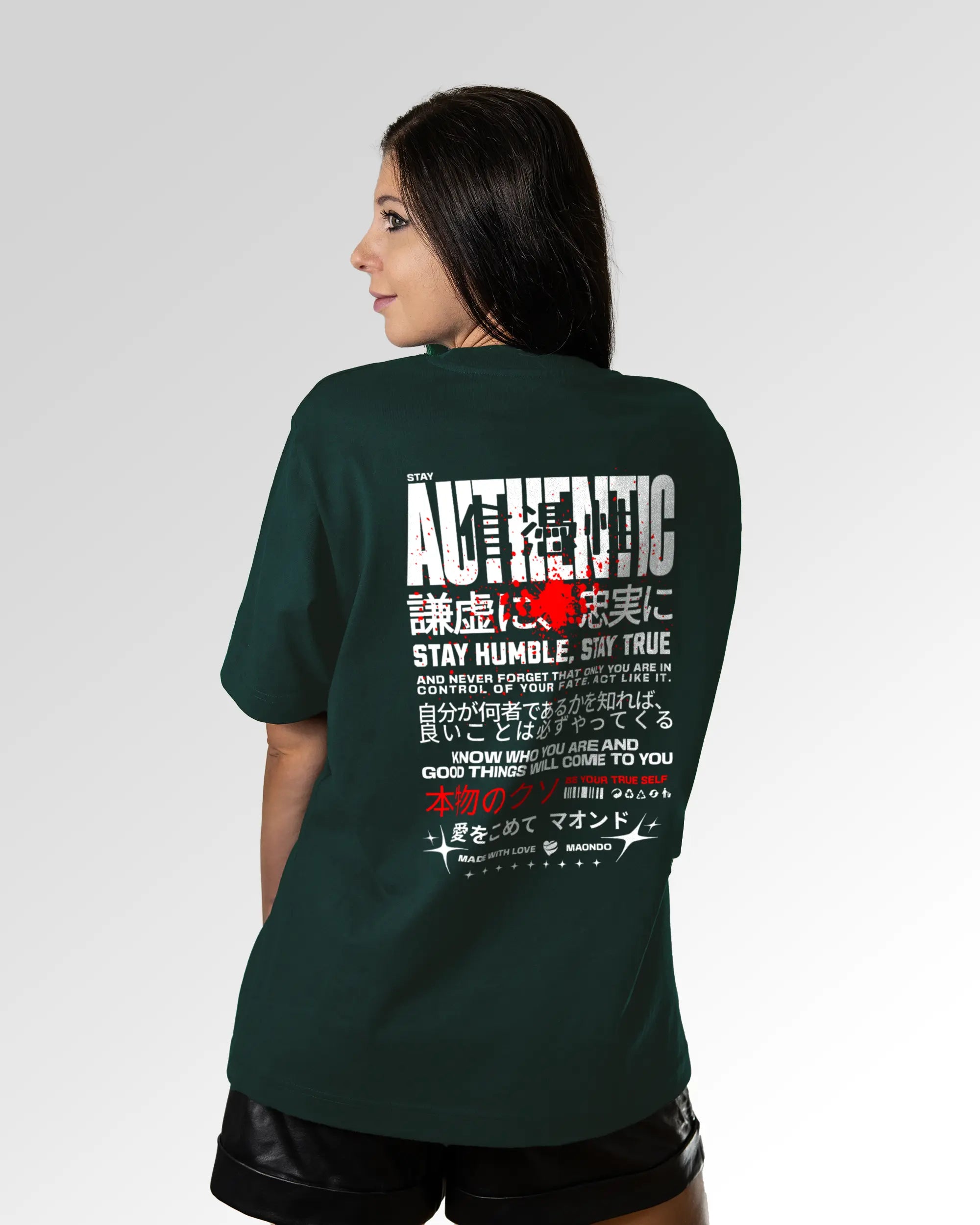 Weiblicher Modelshot der sekundären Druckseite des Organic Unisex T-Shirts von Maondo im Oversized Fit mit dem Design Authentic Shit in der Farbe Glazed Green