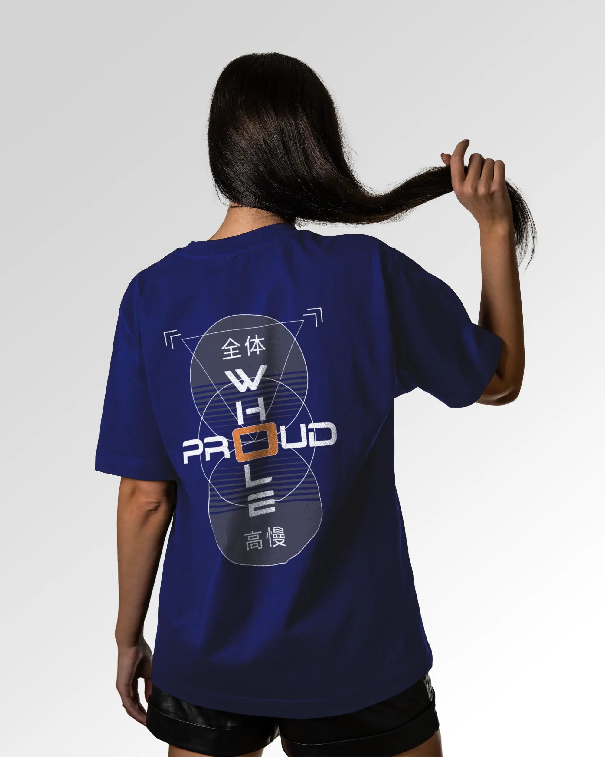 Weiblicher Modelshot der sekundären Druckseite des Organic Unisex T-Shirts von Maondo im Oversized Fit mit dem Design Whole and proud in der Farbe Worker Blue