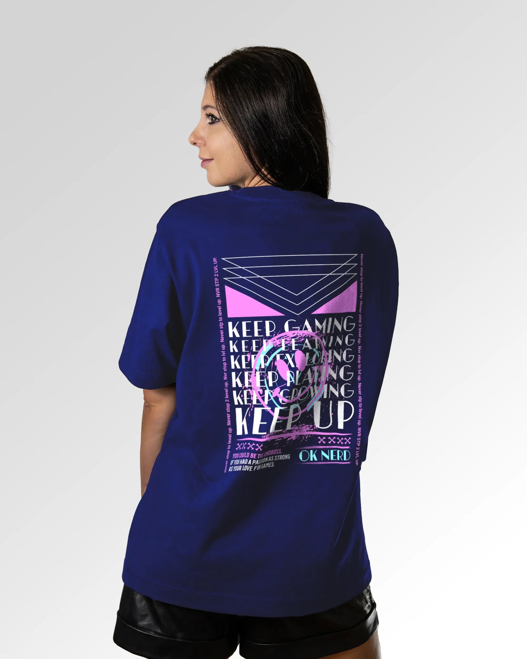 Weiblicher Modelshot der sekundären Druckseite des Organic Unisex T-Shirts von Maondo im Oversized Fit mit dem Design Nerd Engine in der Farbe Worker Blue