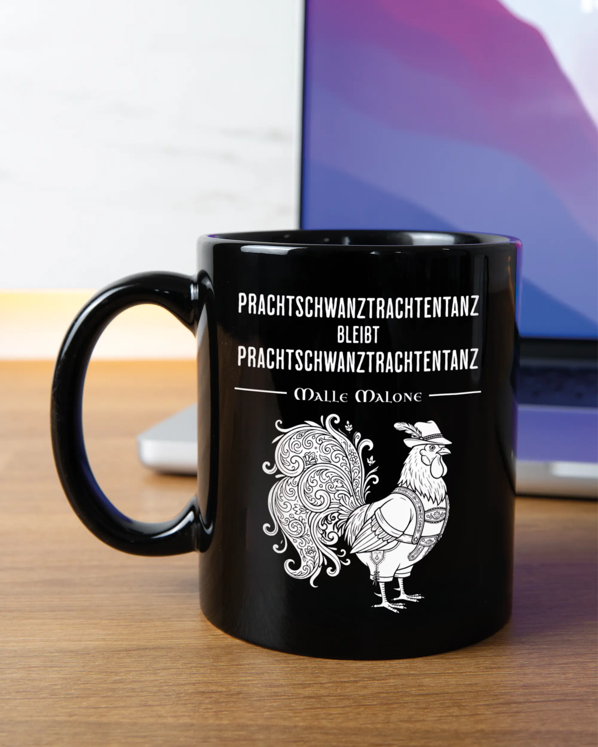 Homeoffice Aufnahme der linken Seite der beidseitig bedruckten Keramiktasse von Maondo mit dem Design Trachtentanz in der Farbe Black