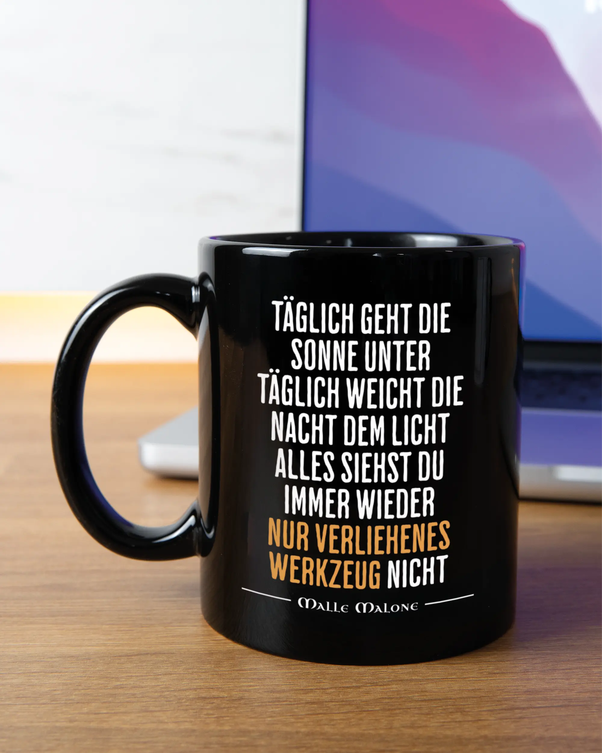Homeoffice Aufnahme der linken Seite der beidseitig bedruckten Keramiktasse von Maondo mit dem Design Wegzeug in der Farbe Black