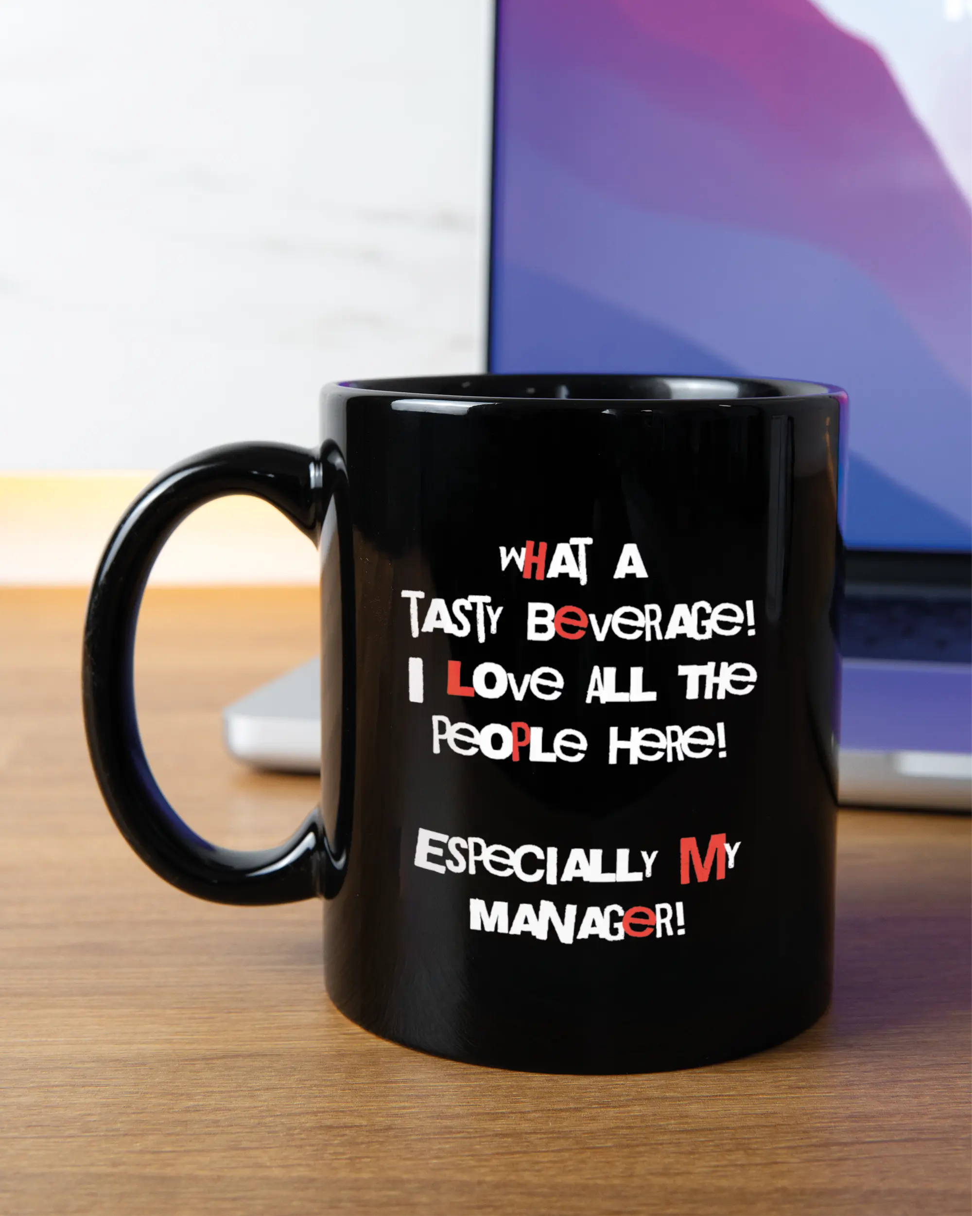 Homeoffice Aufnahme der linken Seite der beidseitig bedruckten Keramiktasse von Maondo mit dem Design Help me in der Farbe Black