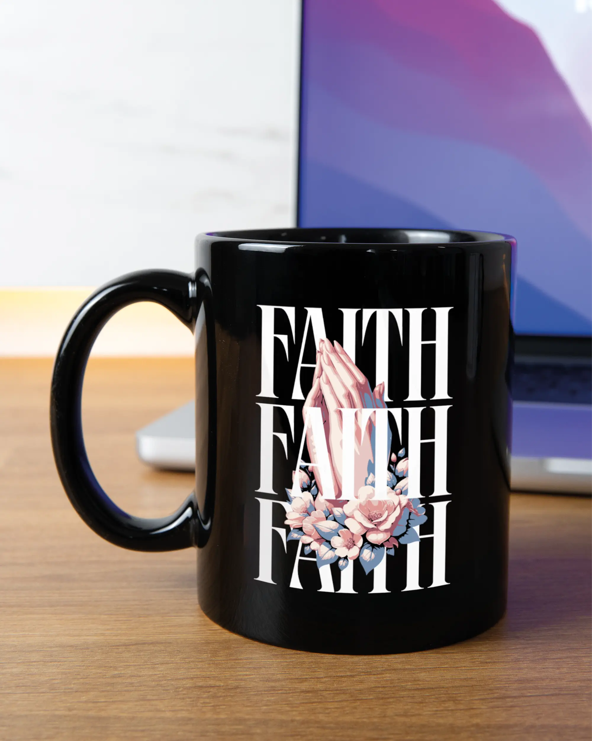 Homeoffice Aufnahme der linken Seite der beidseitig bedruckten Keramiktasse von Maondo mit dem Design Faith X3 in der Farbe Black