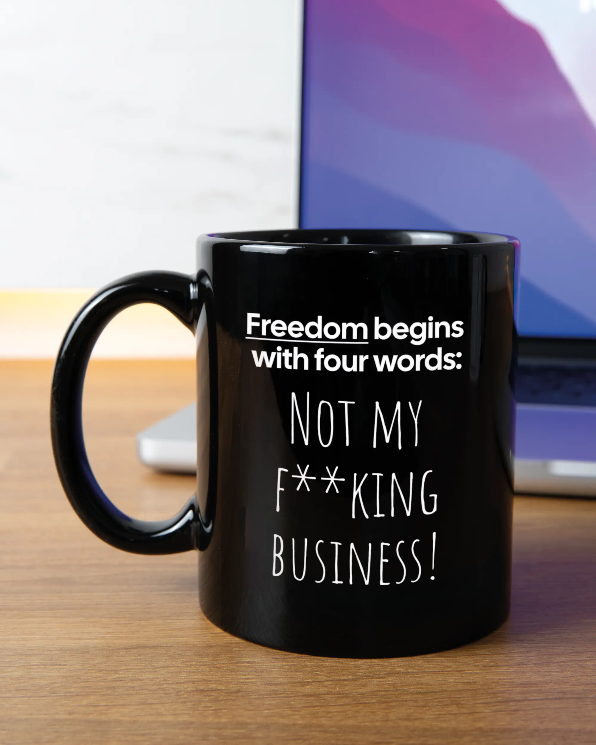 Homeoffice Aufnahme der linken Seite der beidseitig bedruckten Keramiktasse von Maondo mit dem Design 4 Freedom in der Farbe Black