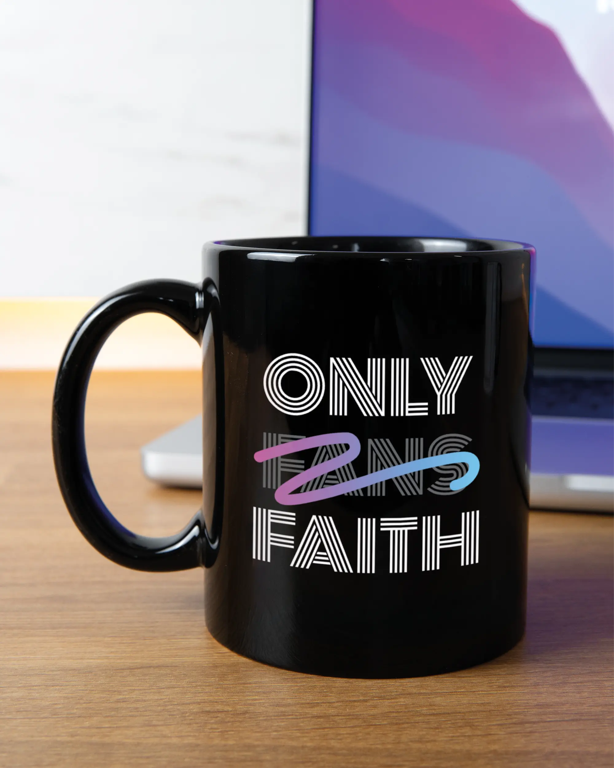 Homeoffice Aufnahme der linken Seite der beidseitig bedruckten Keramiktasse von Maondo mit dem Design Only Faith in der Farbe Black