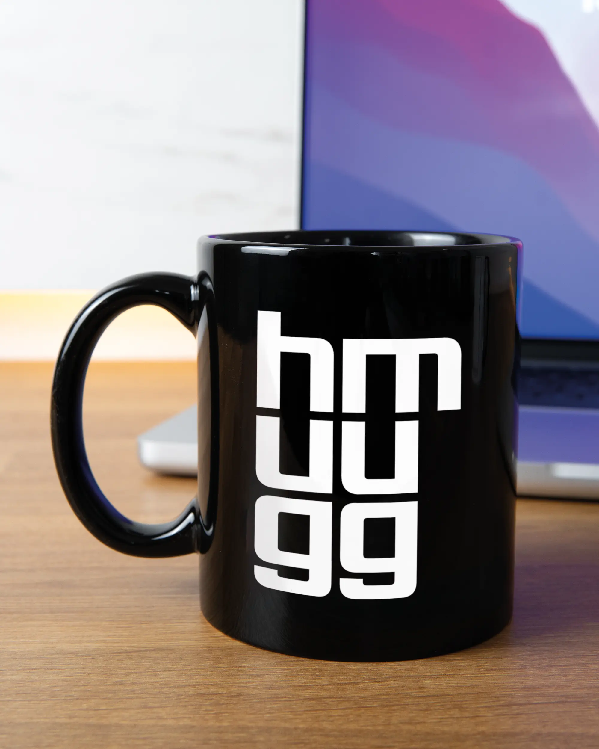 Homeoffice Aufnahme der linken Seite der beidseitig bedruckten Keramiktasse von Maondo mit dem Design Hug Mug in der Farbe Black