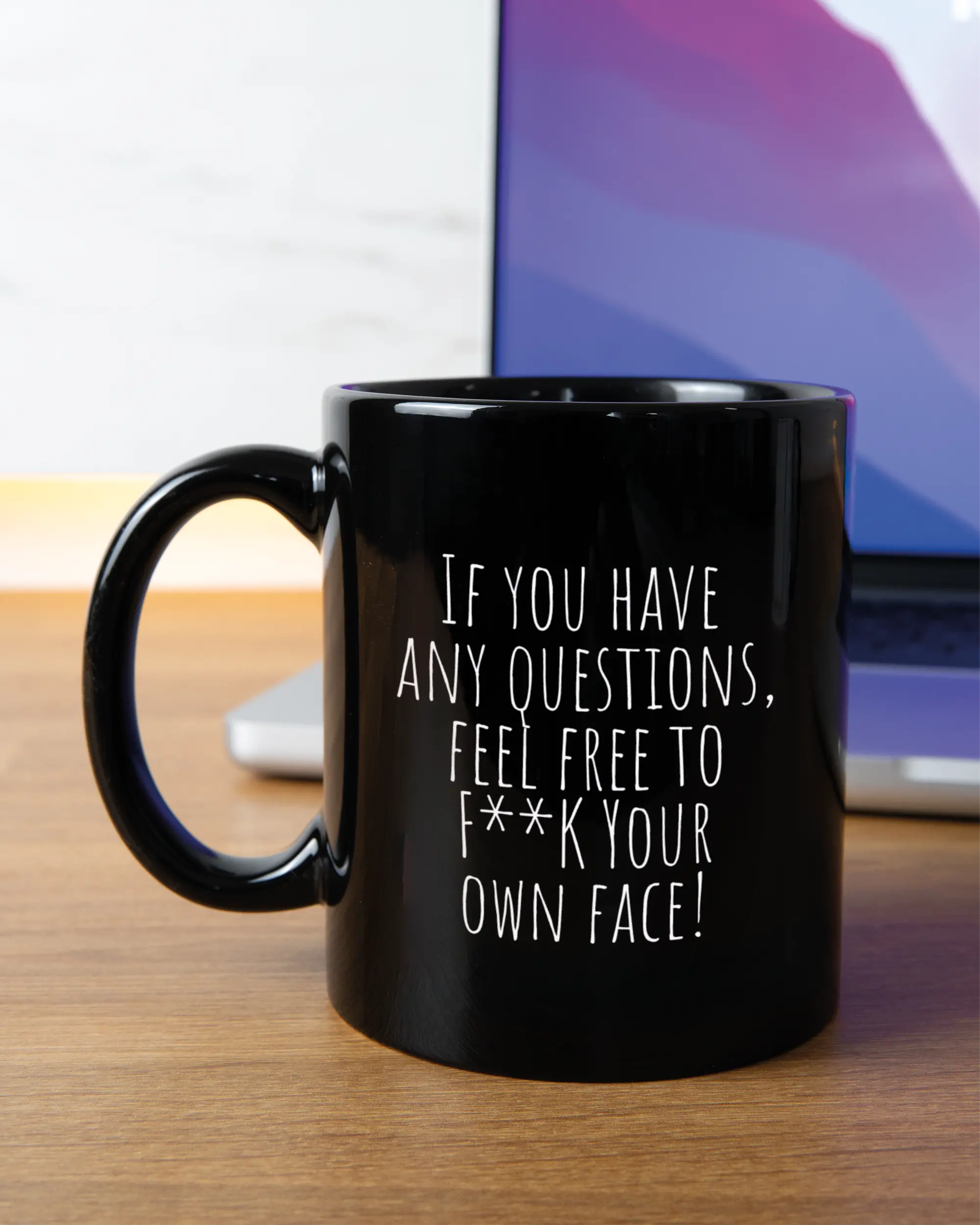 Homeoffice Aufnahme der linken Seite der beidseitig bedruckten Keramiktasse von Maondo mit dem Design Feel Free in der Farbe Black