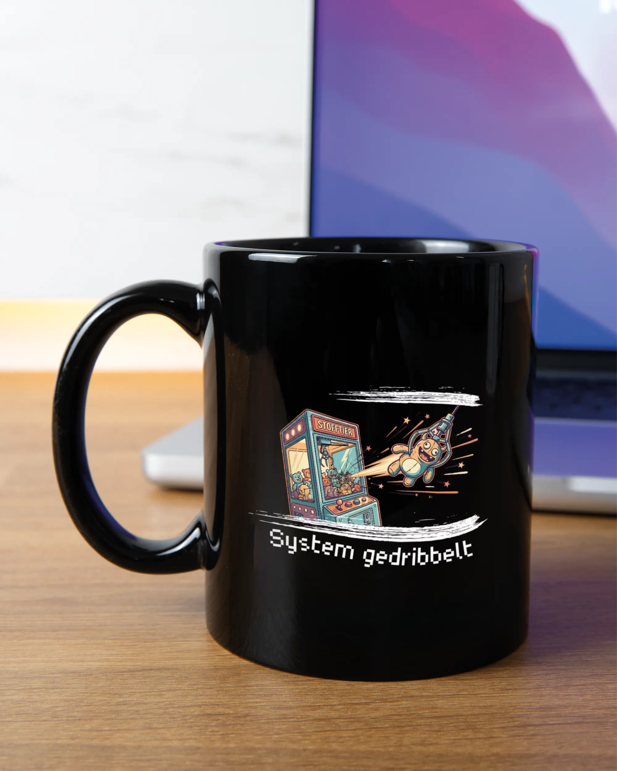 Homeoffice Aufnahme der linken Seite der beidseitig bedruckten Keramiktasse von Maondo mit dem Design System gedribbelt in der Farbe Black