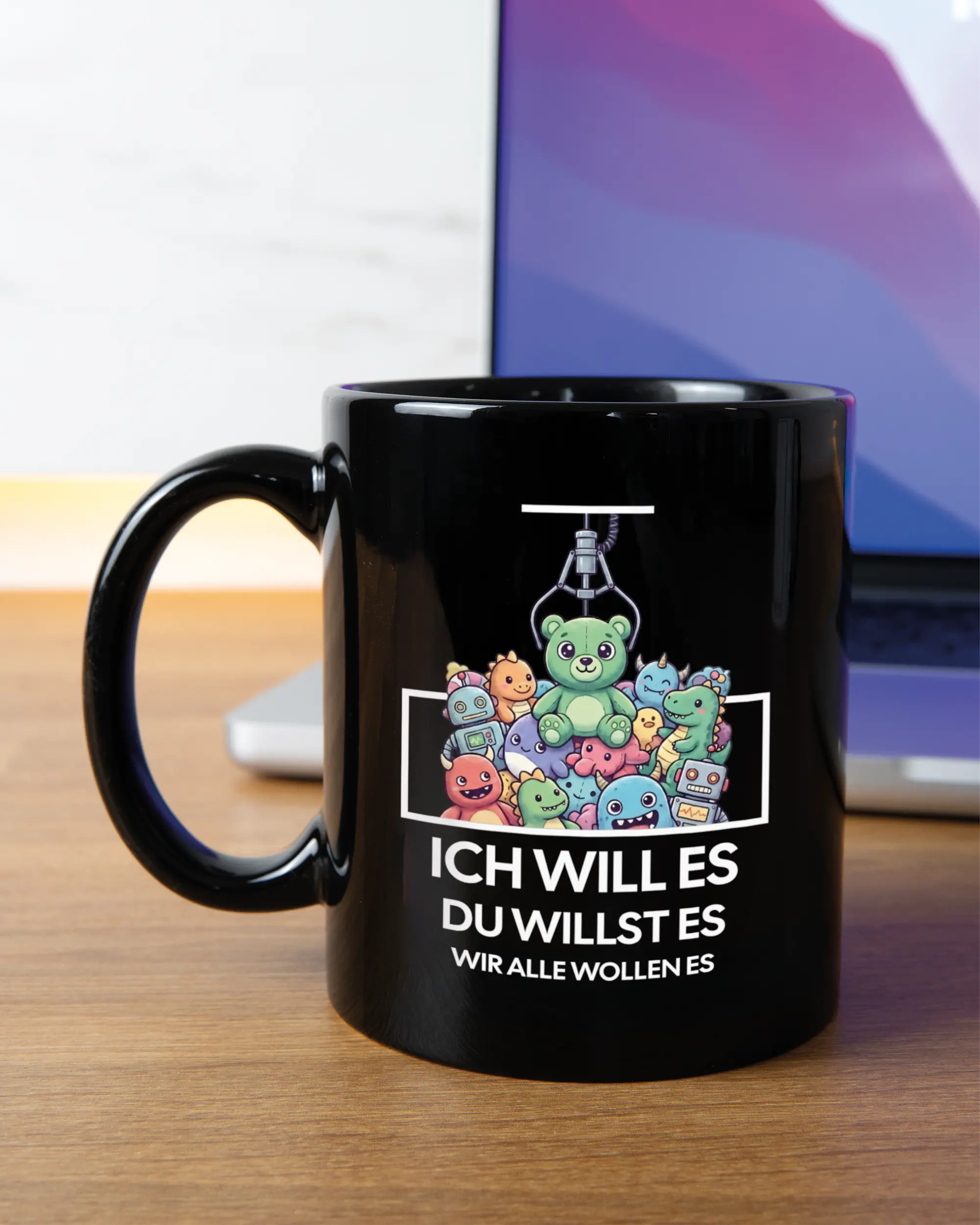 Homeoffice Aufnahme der linken Seite der beidseitig bedruckten Keramiktasse von Maondo mit dem Design Will Stofftier in der Farbe Black