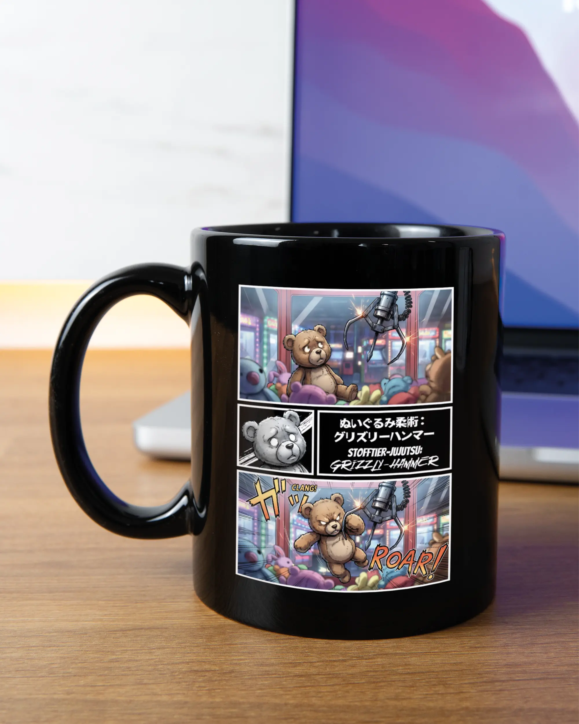 Homeoffice Aufnahme der linken Seite der beidseitig bedruckten Keramiktasse von Maondo mit dem Design Manga Stoff in der Farbe Black