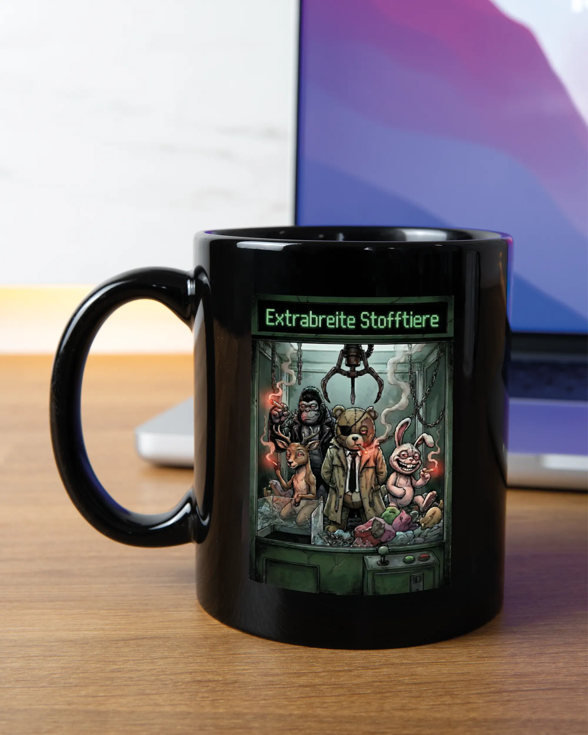 Homeoffice Aufnahme der linken Seite der beidseitig bedruckten Keramiktasse von Maondo mit dem Design Extrabreit in der Farbe Black