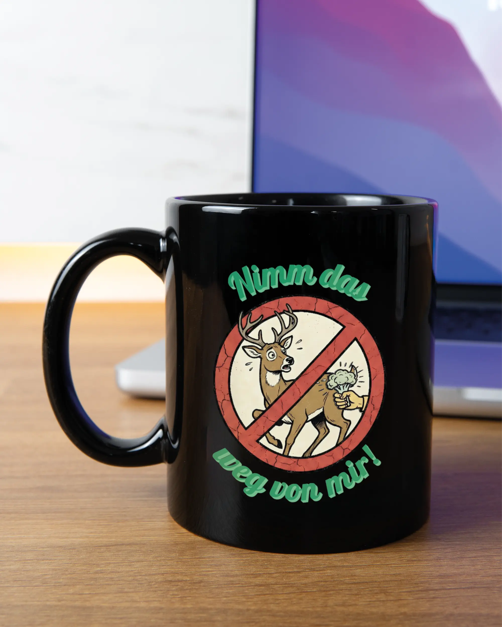 Homeoffice Aufnahme der linken Seite der beidseitig bedruckten Keramiktasse von Maondo mit dem Design Reh weg in der Farbe Black