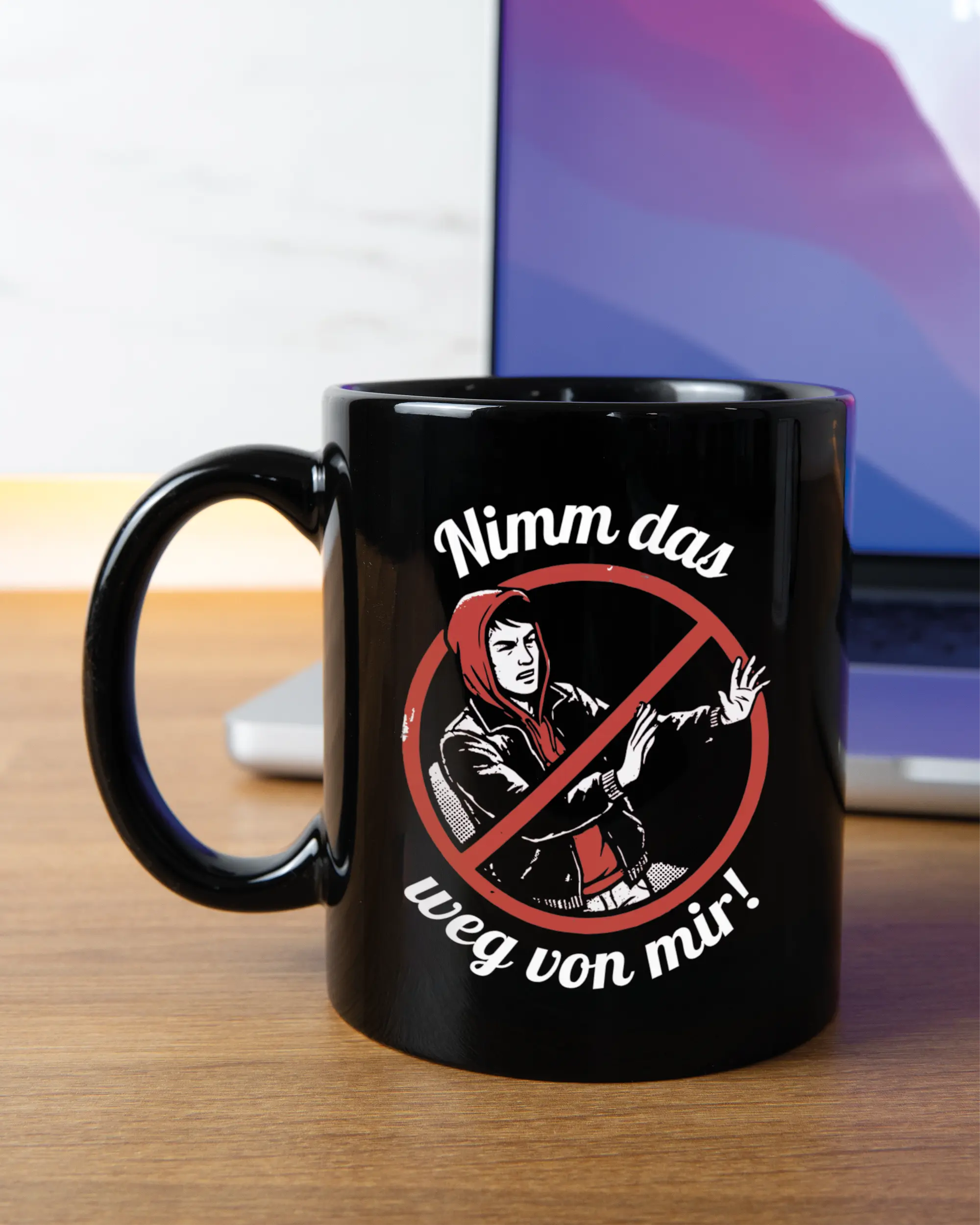 Homeoffice Aufnahme der linken Seite der beidseitig bedruckten Keramiktasse von Maondo mit dem Design Nimm das weg in der Farbe Black