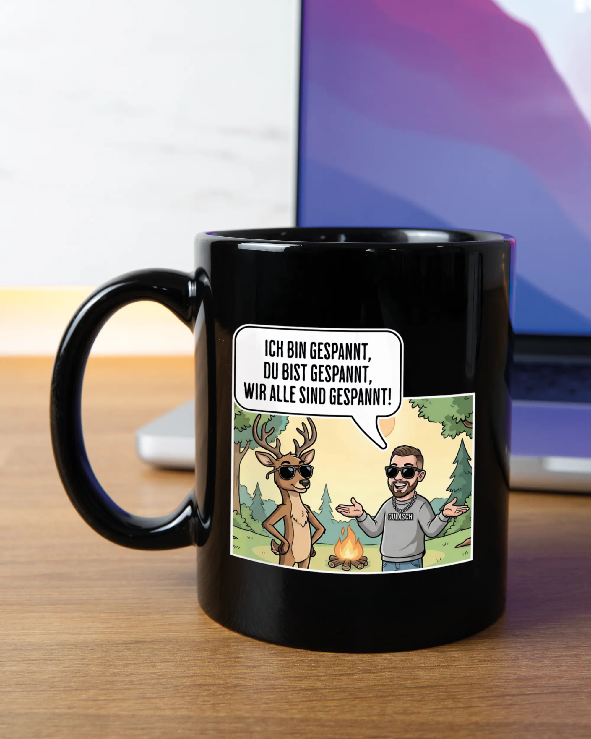 Homeoffice Aufnahme der linken Seite der beidseitig bedruckten Keramiktasse von Maondo mit dem Design Vollspannung in der Farbe Black