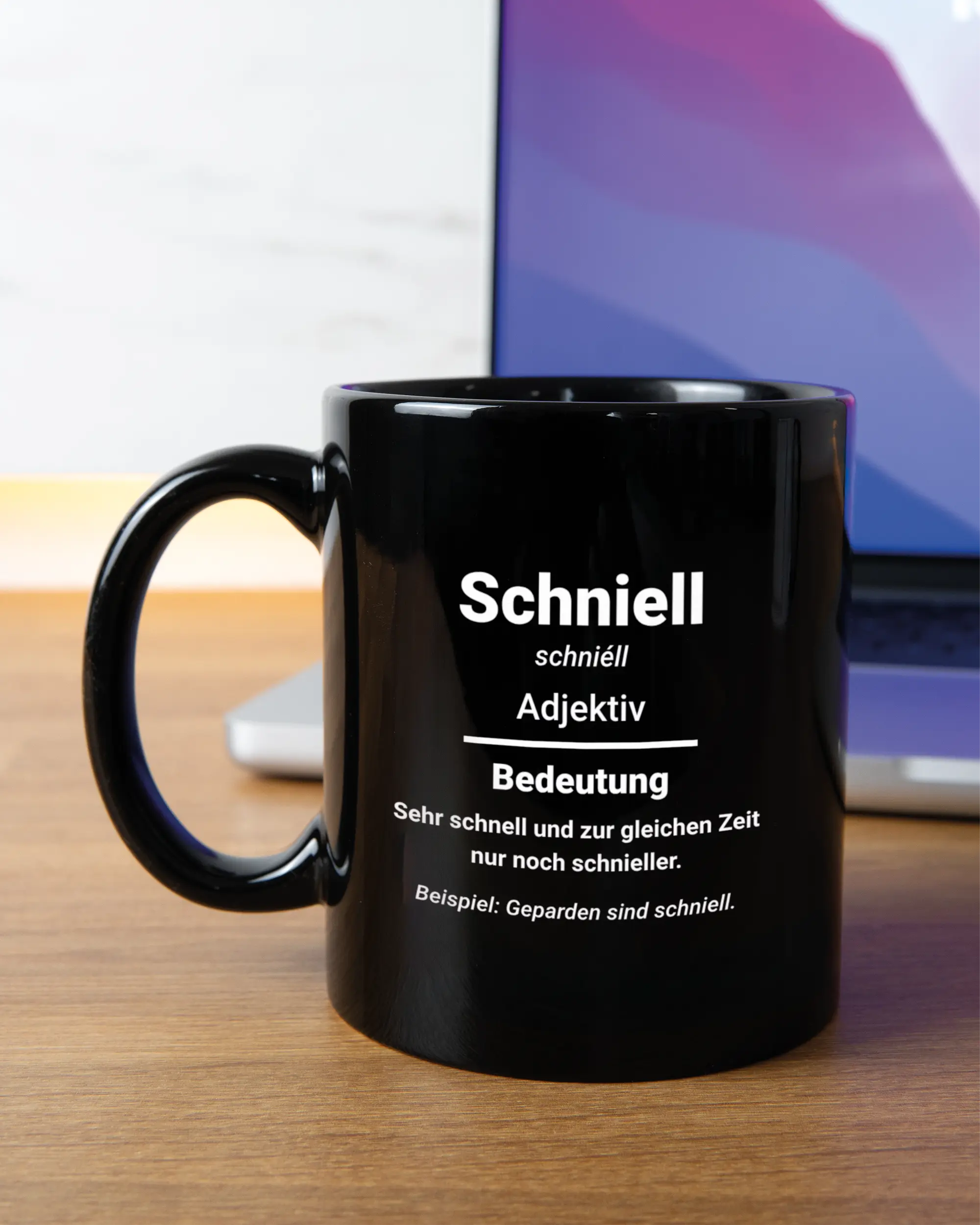 Homeoffice Aufnahme der linken Seite der beidseitig bedruckten Keramiktasse von Maondo mit dem Design Schniell in der Farbe Black
