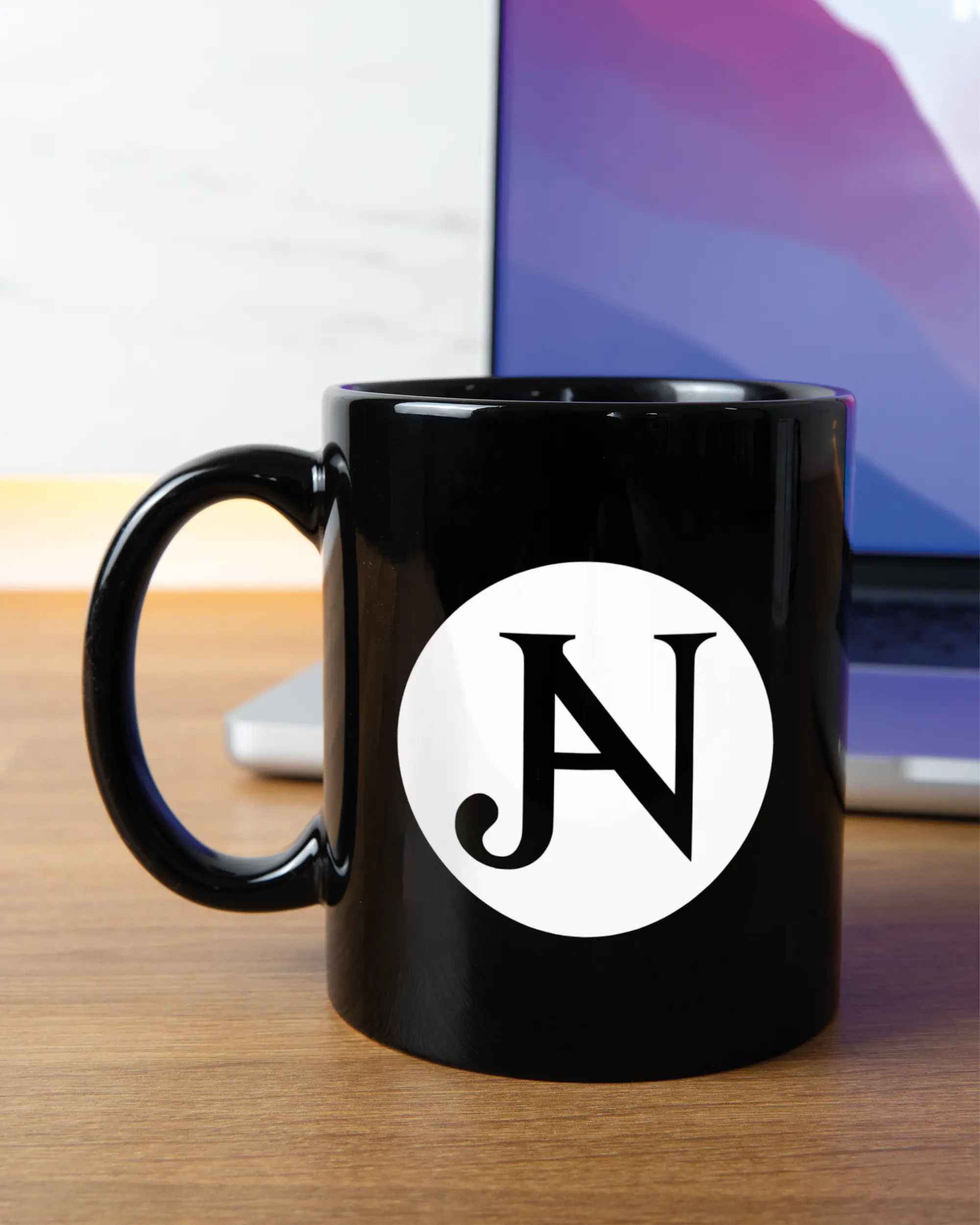 Homeoffice Aufnahme der linken Seite der beidseitig bedruckten Keramiktasse von Maondo mit dem Design JB1 in der Farbe Black