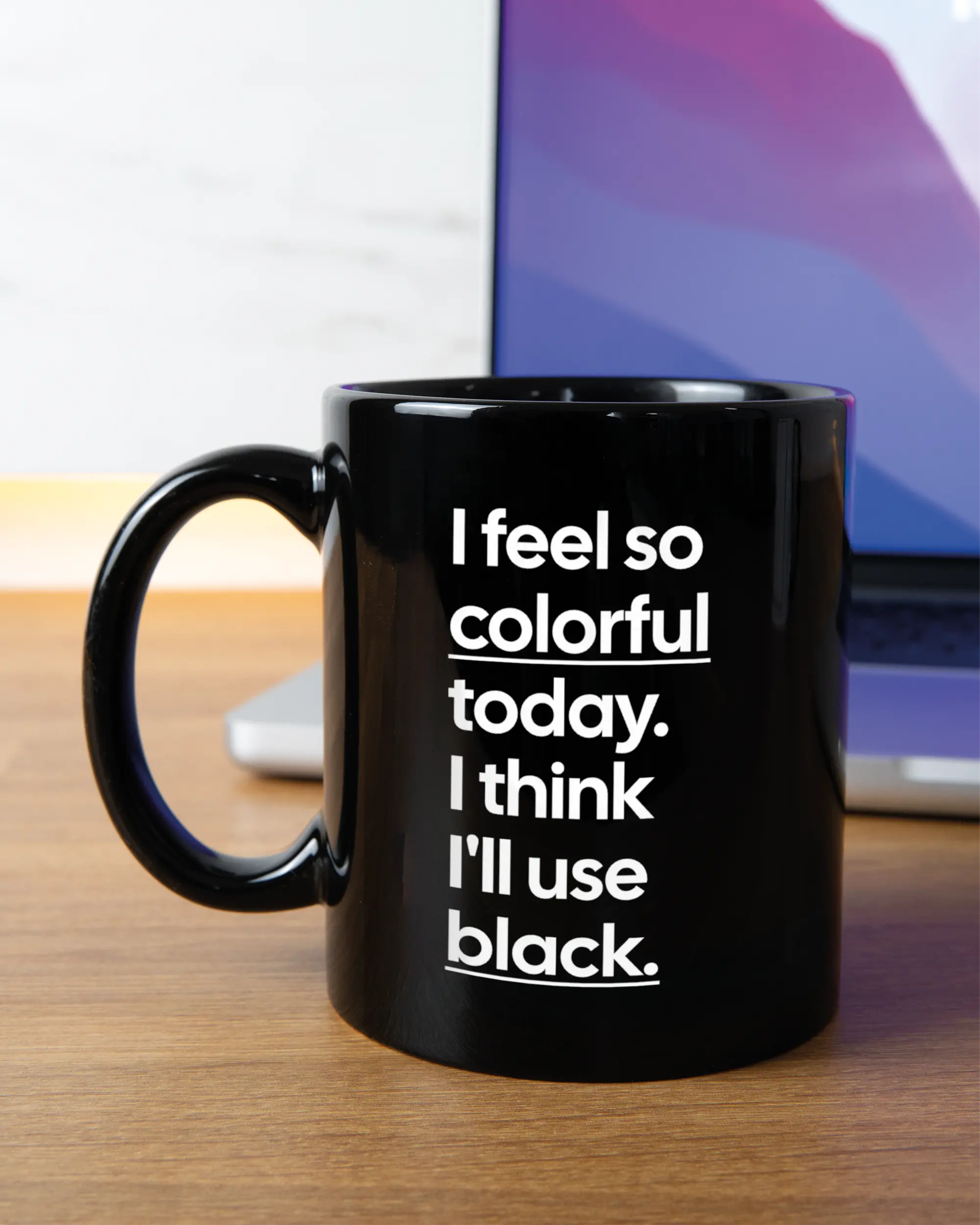 Homeoffice Aufnahme der linken Seite der beidseitig bedruckten Keramiktasse von Maondo mit dem Design Colorful Day in der Farbe Black