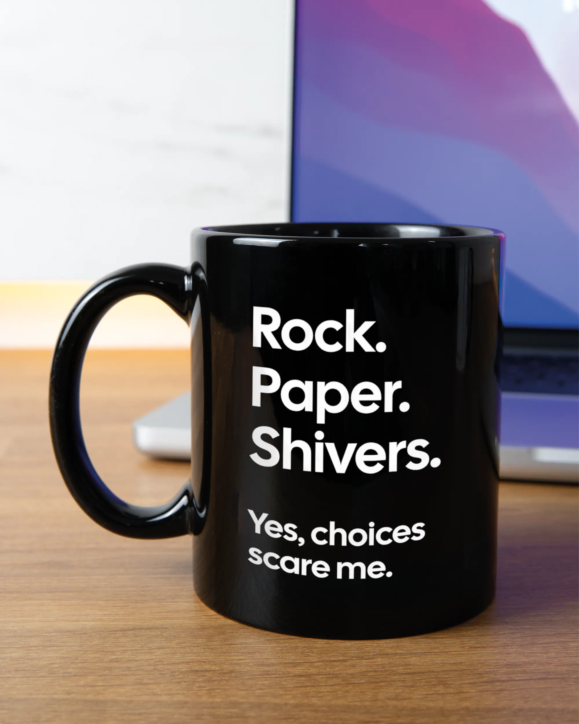 Homeoffice Aufnahme der linken Seite der beidseitig bedruckten Keramiktasse von Maondo mit dem Design Rock Paper Shivers in der Farbe Black