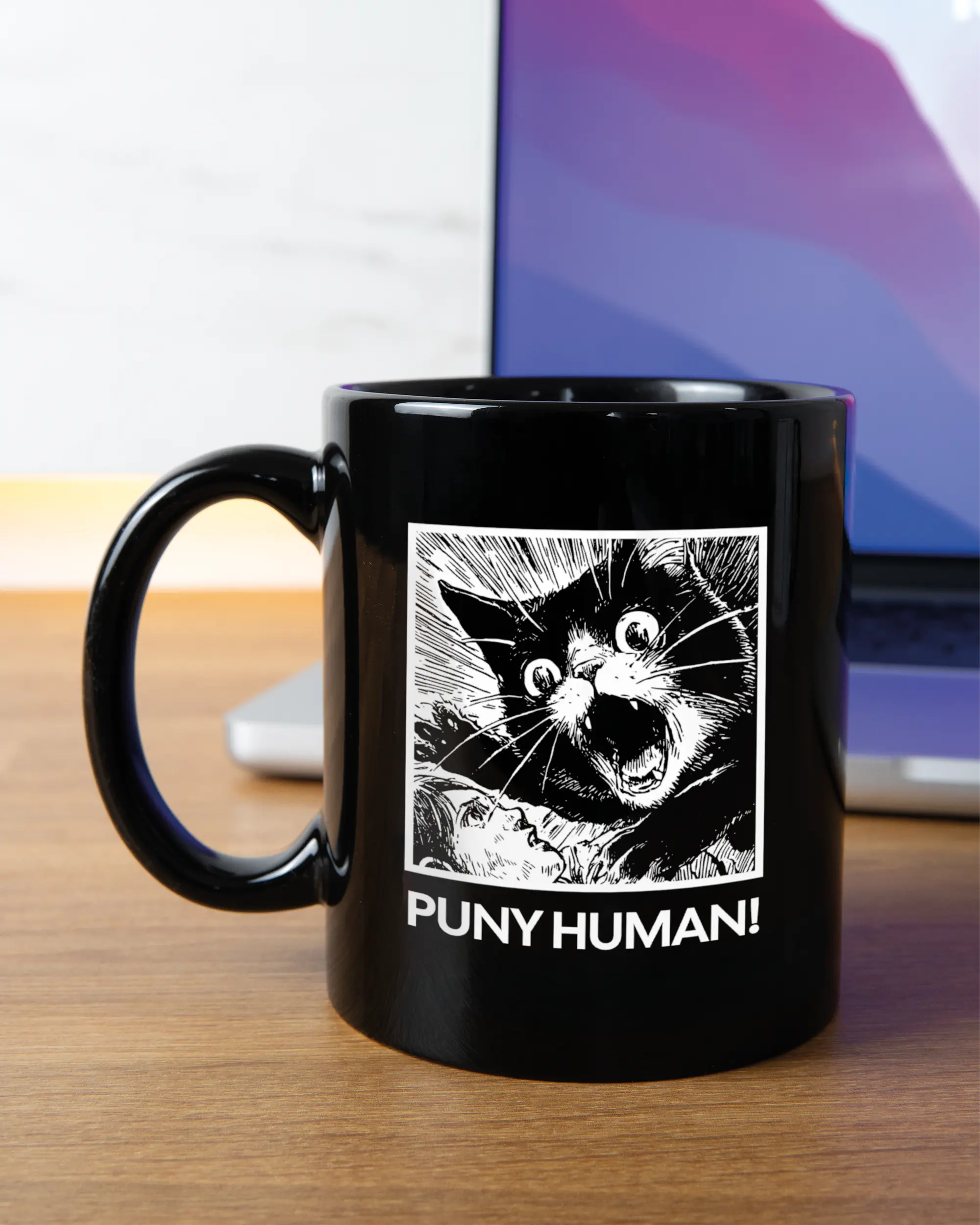 Homeoffice Aufnahme der linken Seite der beidseitig bedruckten Keramiktasse von Maondo mit dem Design Puny Human in der Farbe Black