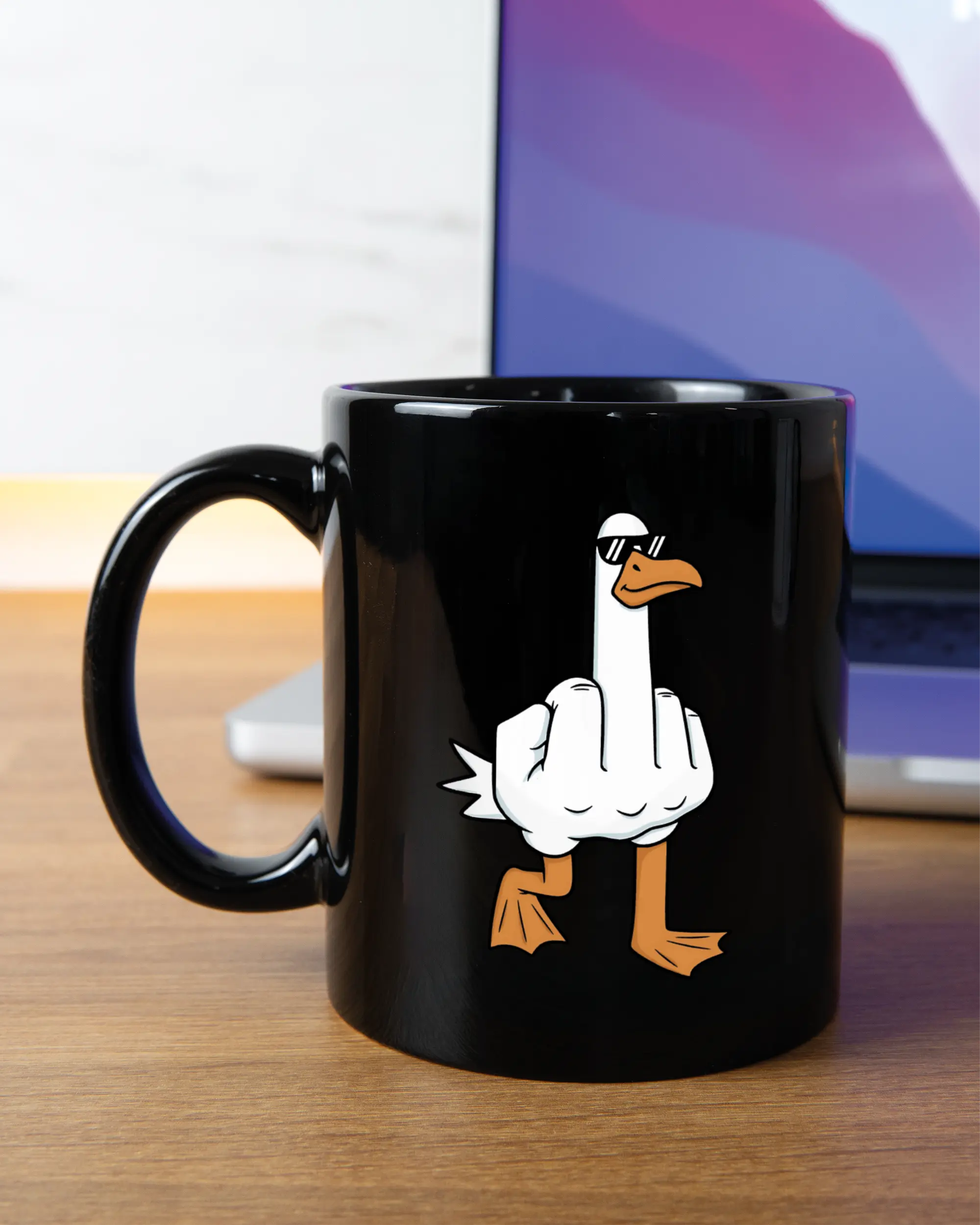Homeoffice Aufnahme der linken Seite der beidseitig bedruckten Keramiktasse von Maondo mit dem Design I give a duck in der Farbe Black